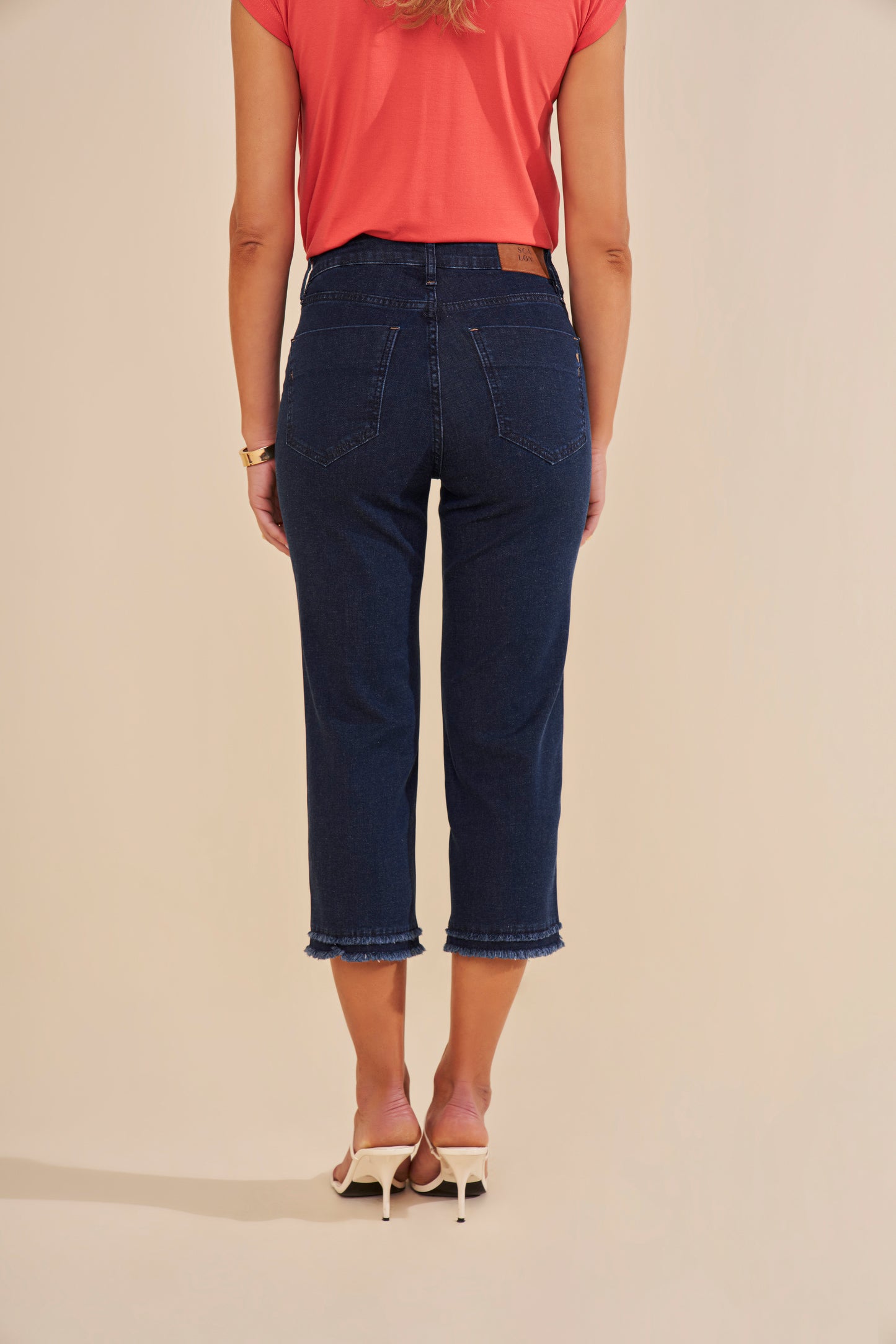 calça jeans cropped cintura intermediária com barra desfiada