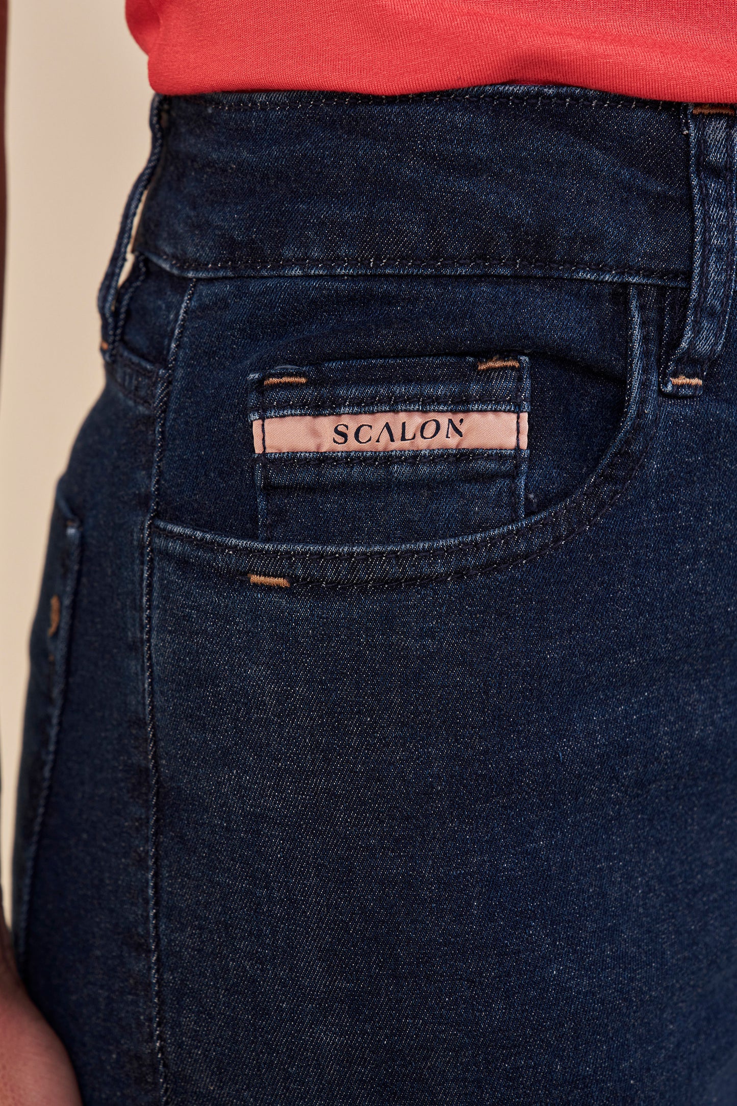 calça jeans cropped cintura intermediária com barra desfiada