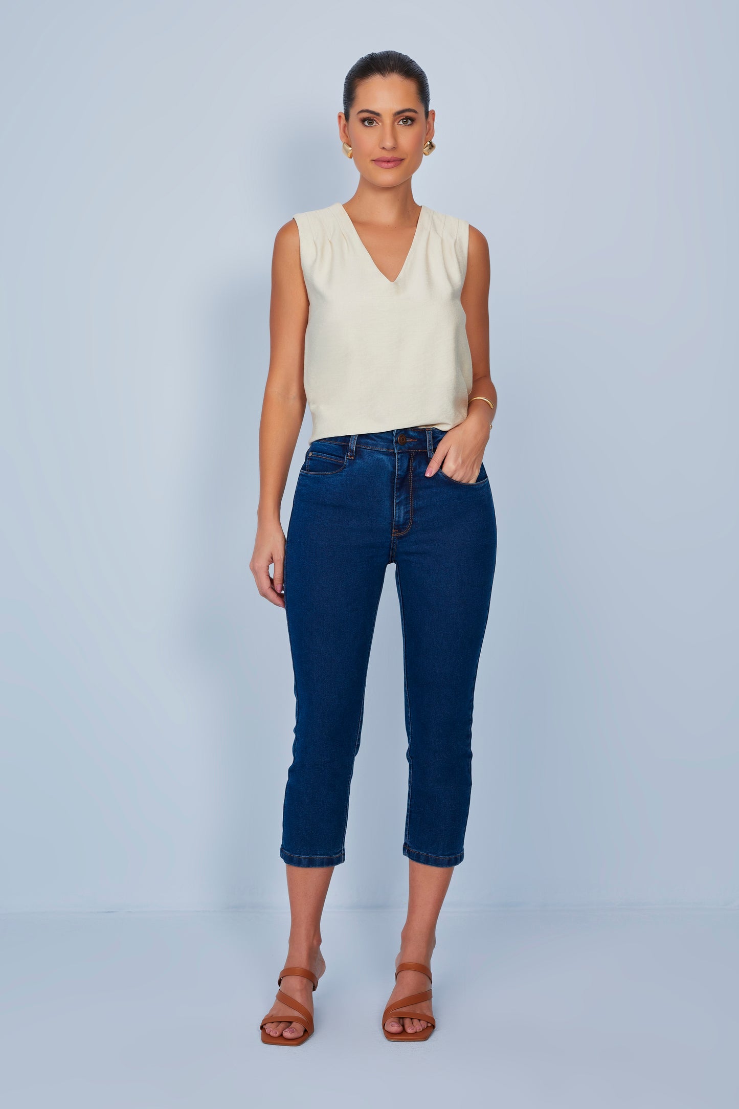 calça jeans cropped cintura intermediária com pence barra