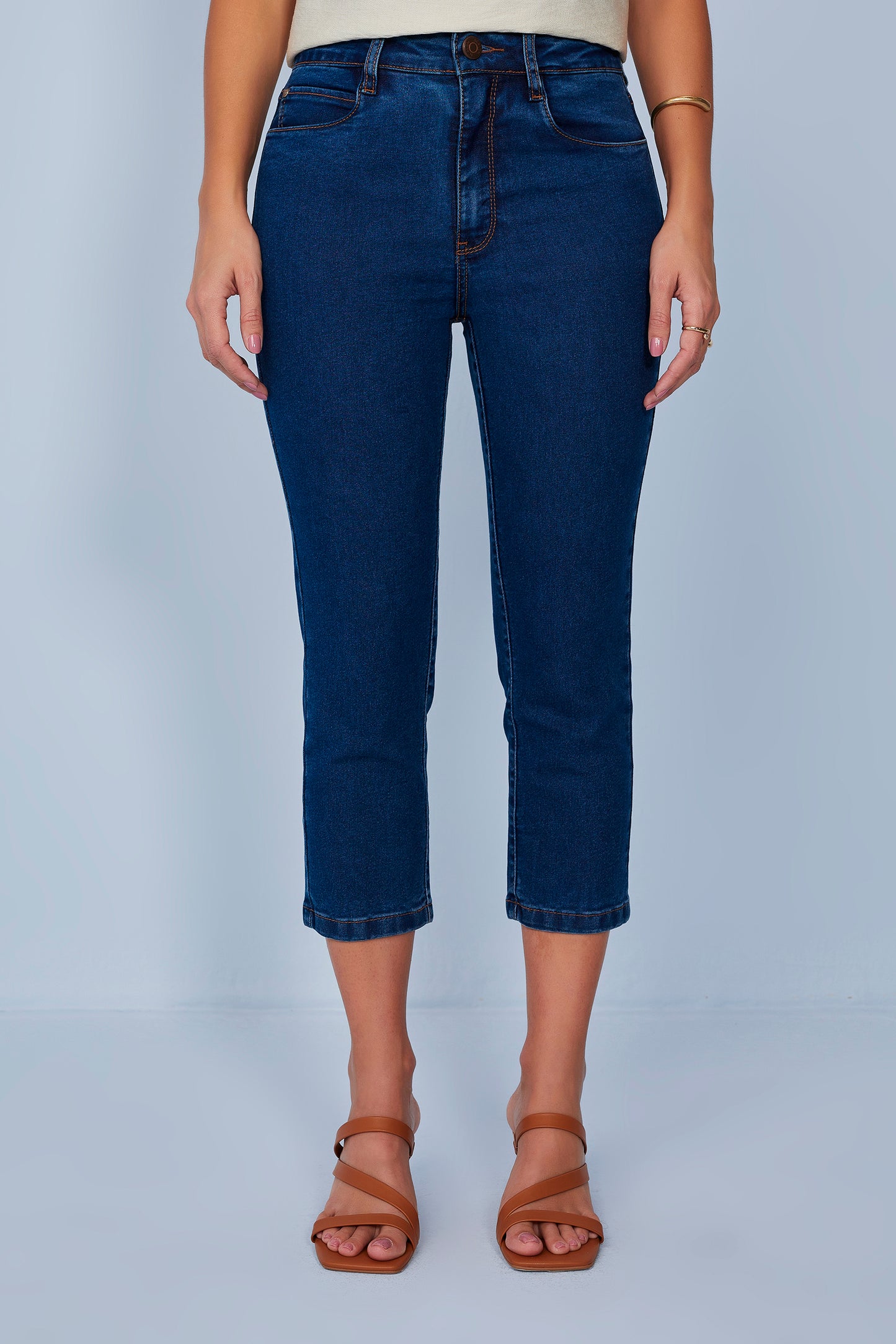 calça jeans cropped cintura intermediária com pence barra