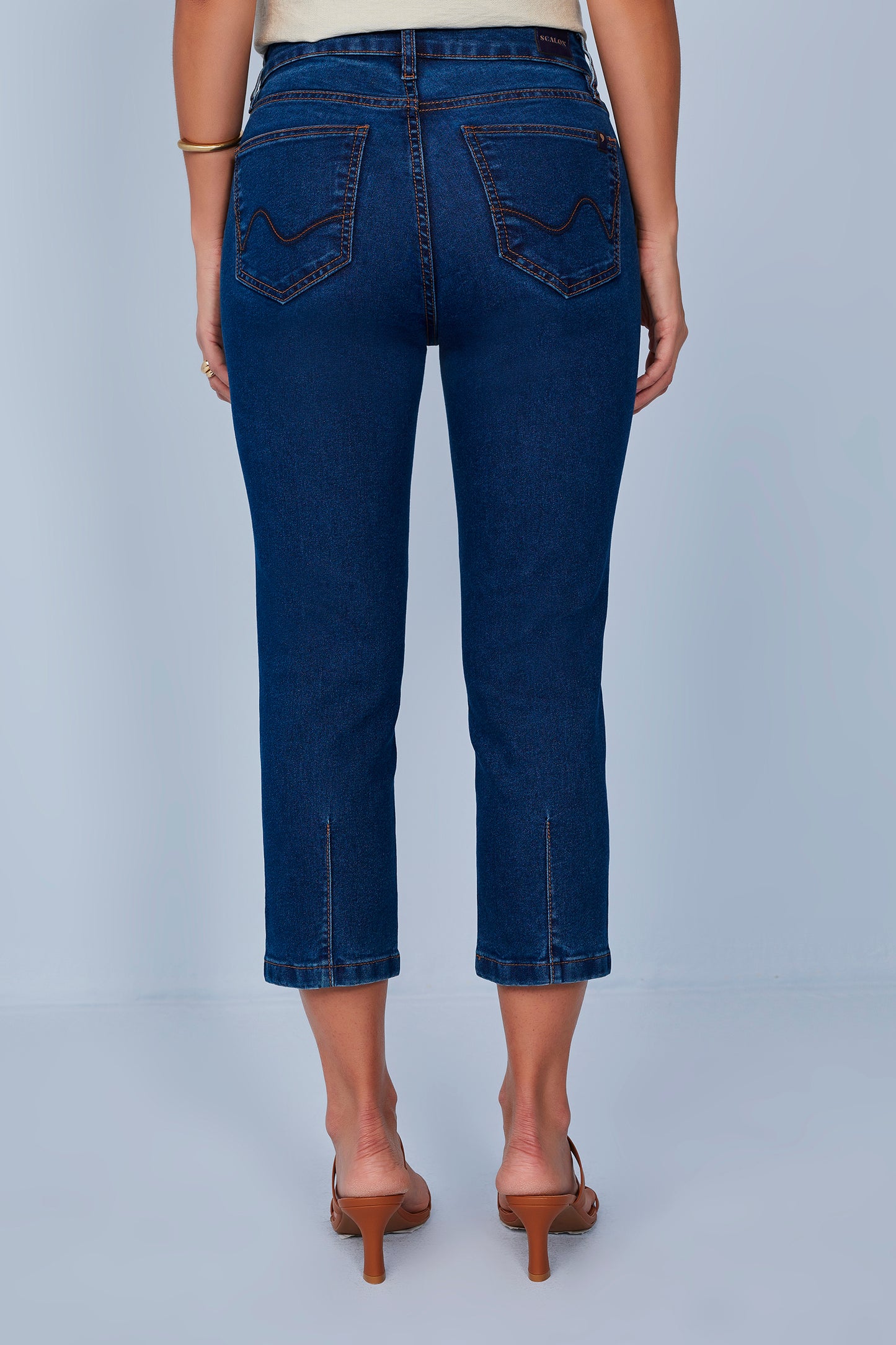 calça jeans cropped cintura intermediária com pence barra