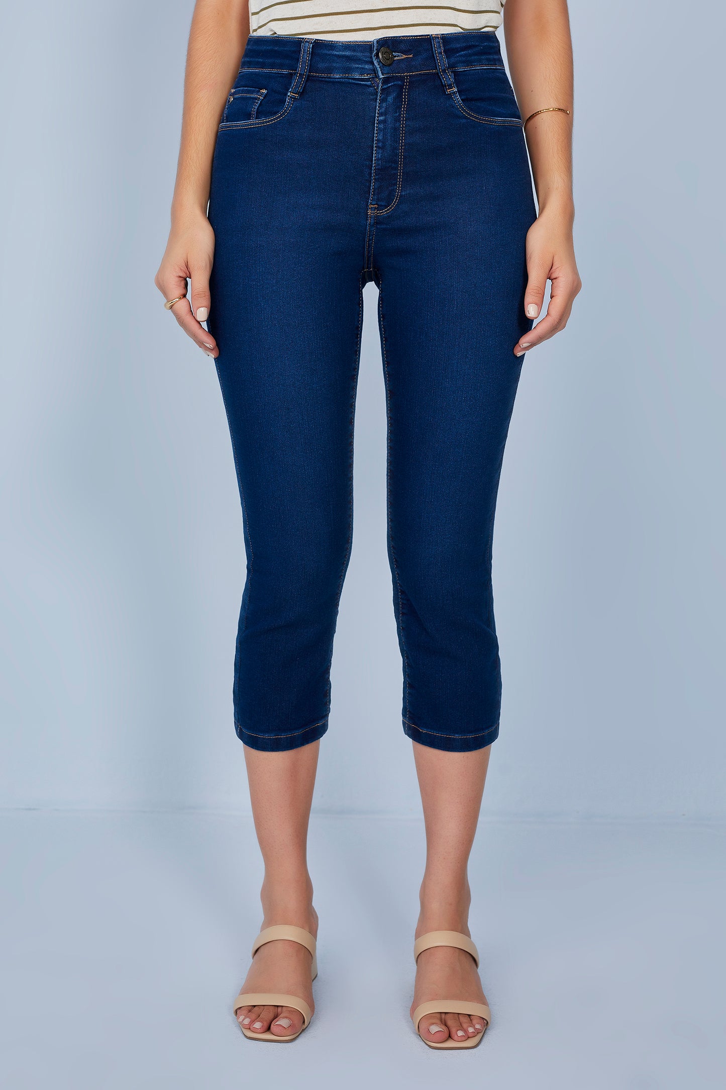 calça jeans cropped cintura intermediária com detalhes bordados