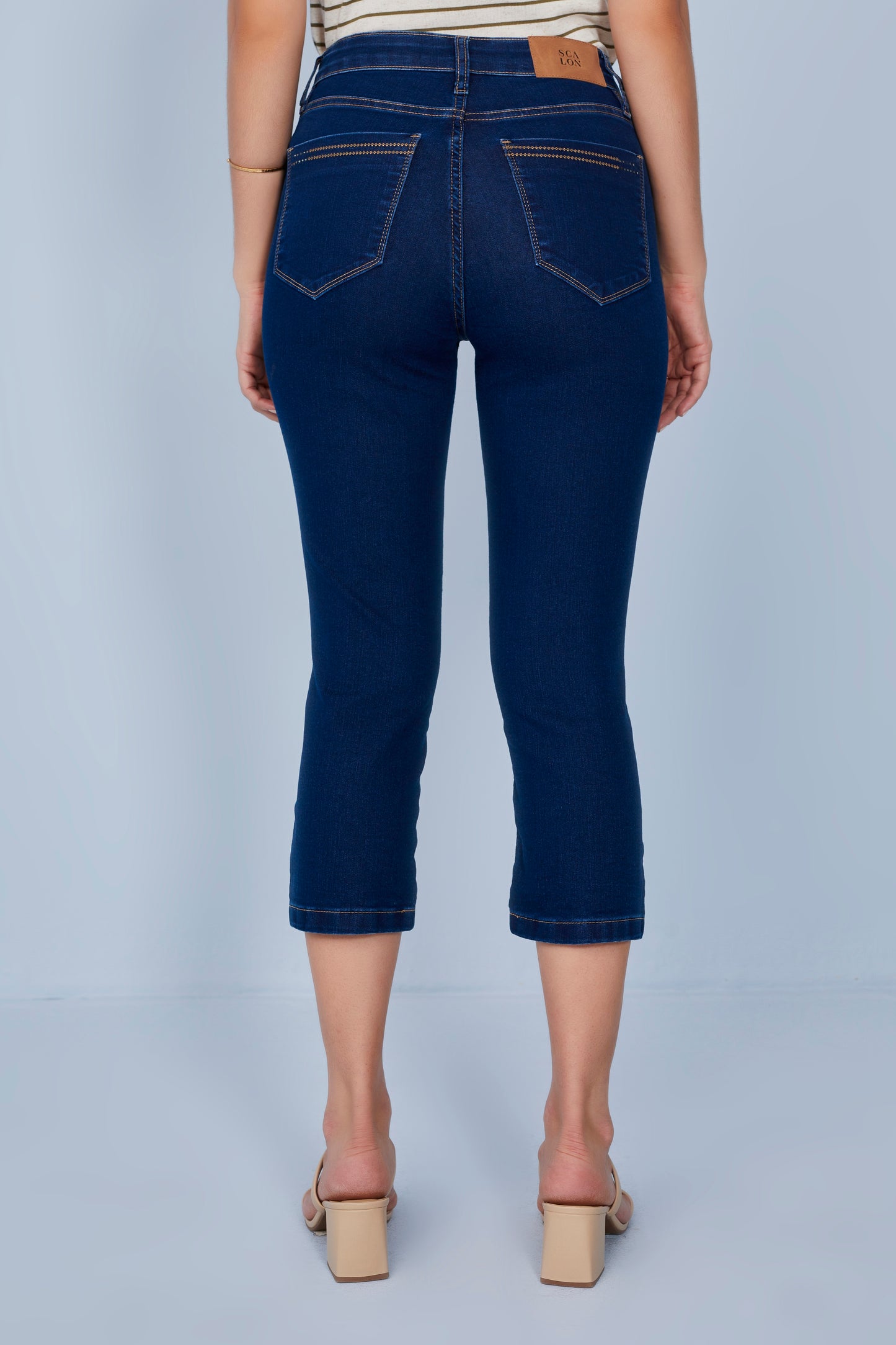 calça jeans cropped cintura intermediária com detalhes bordados