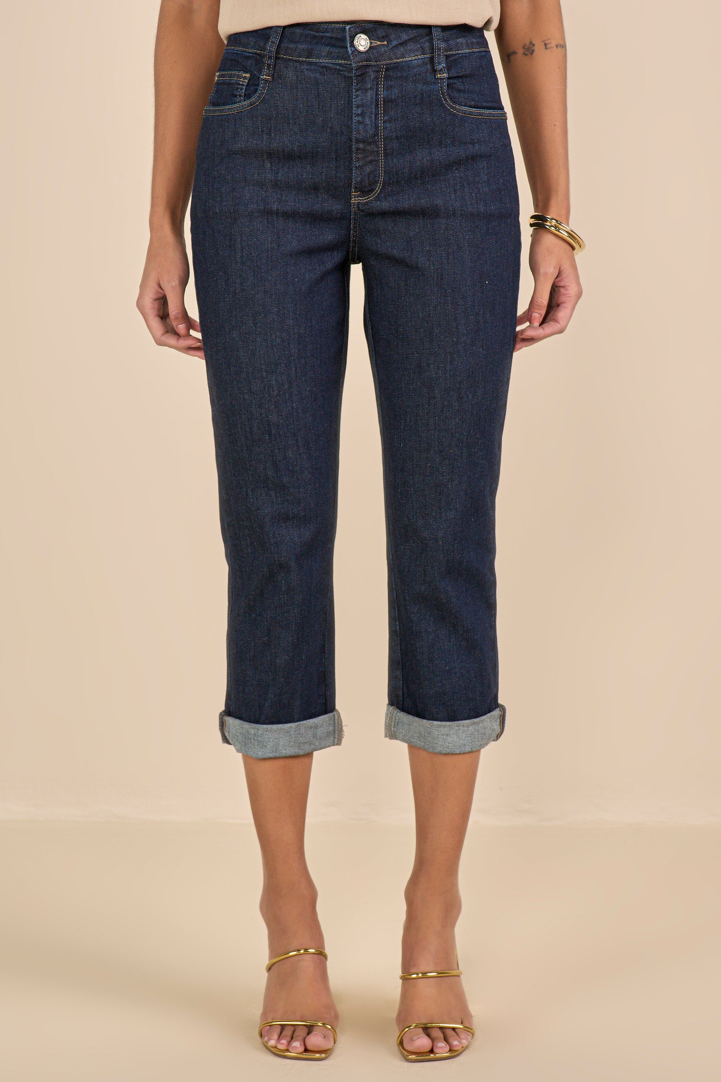 calça jeans cropped cintura intermediária com galão