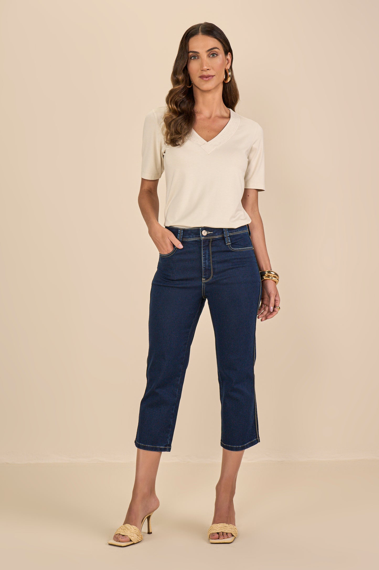 calça jeans cropped cintura intermediária com detalhe galão lateral