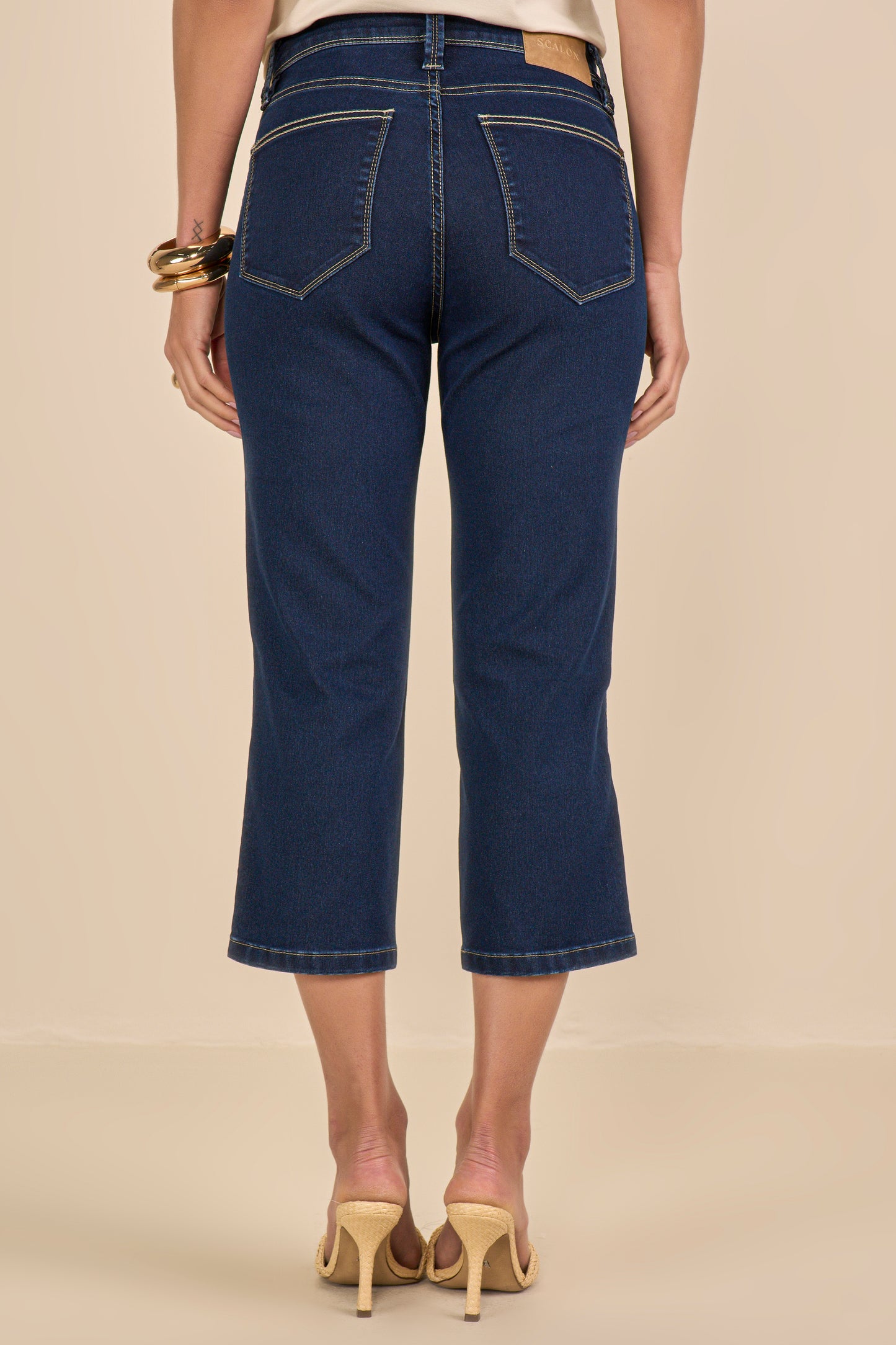 calça jeans cropped cintura intermediária com detalhe galão lateral