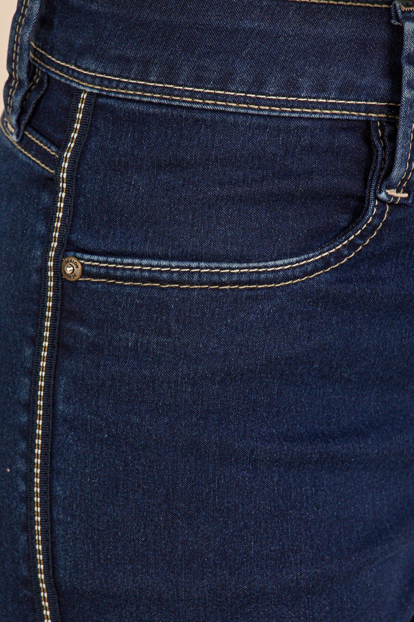 calça jeans cropped cintura intermediária com detalhe galão lateral