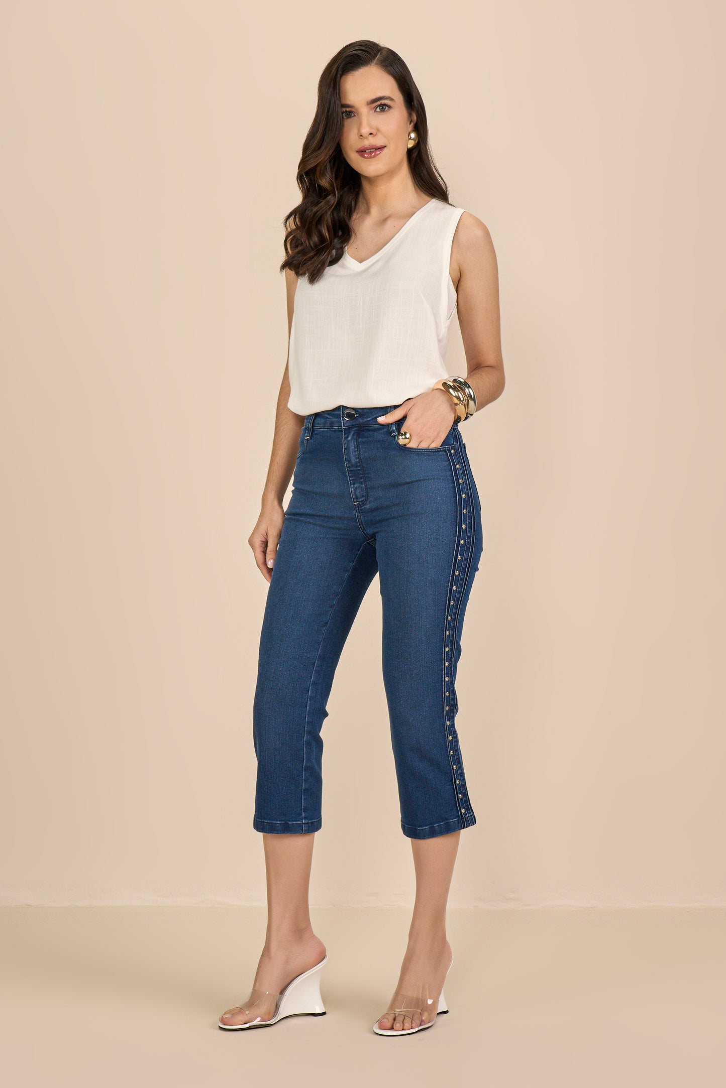 calça jeans cropped cintura intemediária com tachas