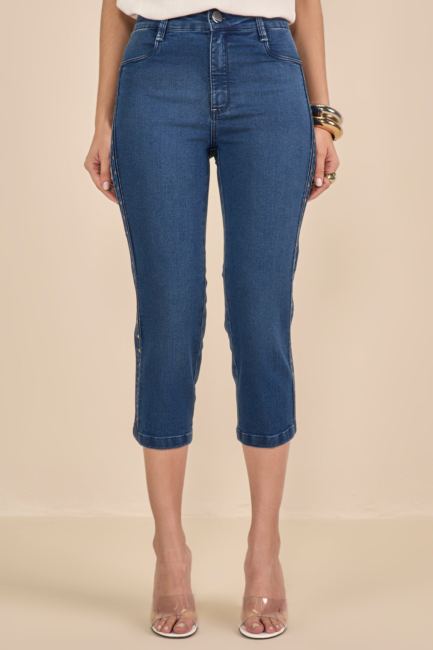calça jeans cropped cintura intemediária com tachas