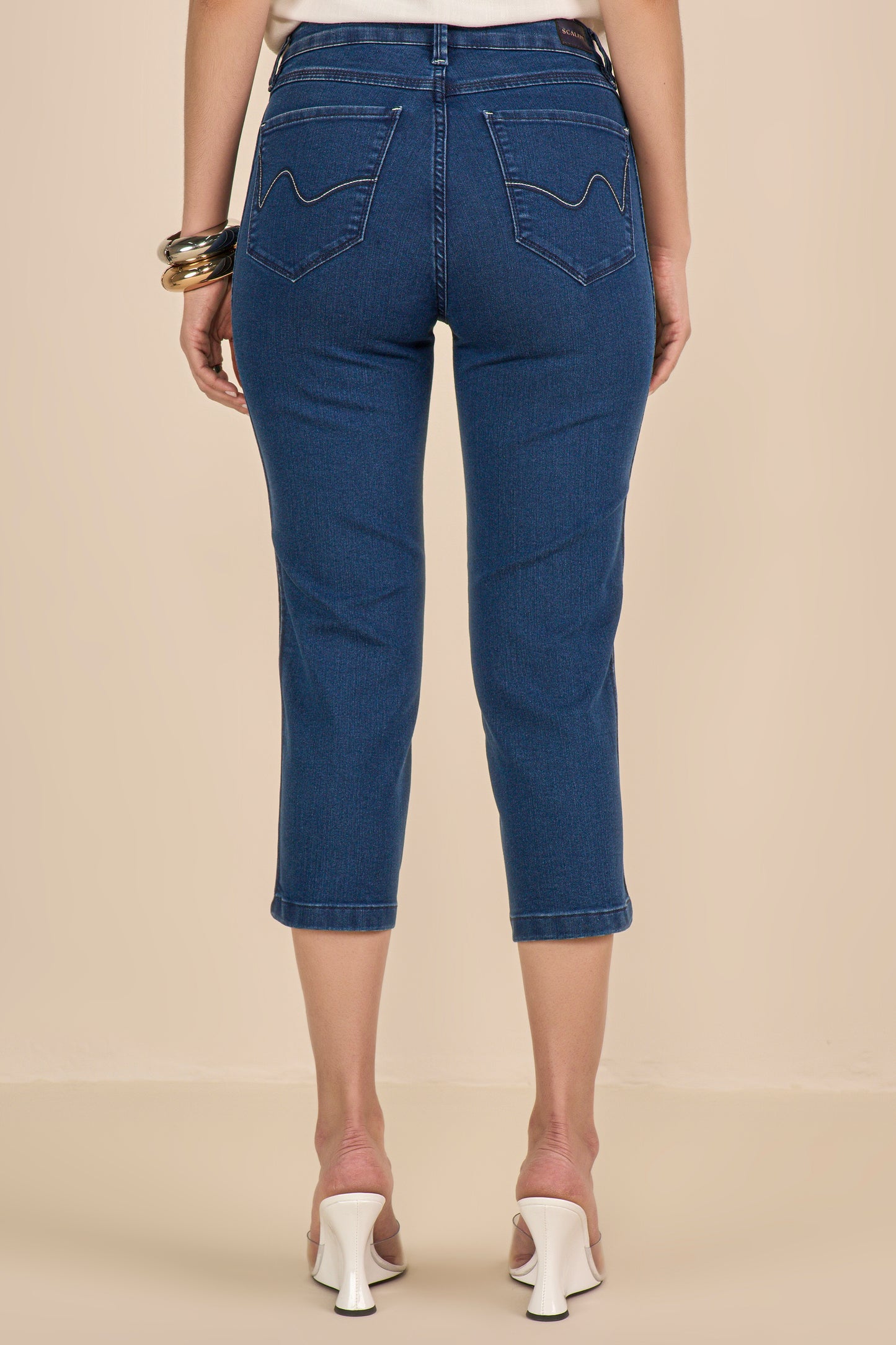 calça jeans cropped cintura intemediária com tachas