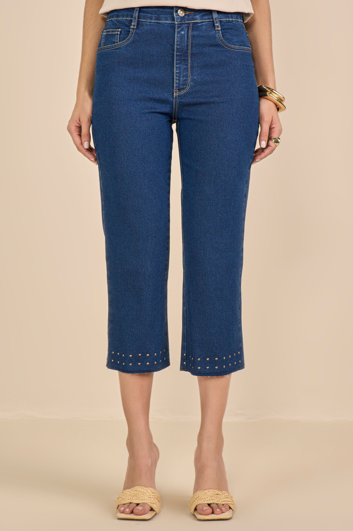 calça jeans cropped cintura intermediária com tachas