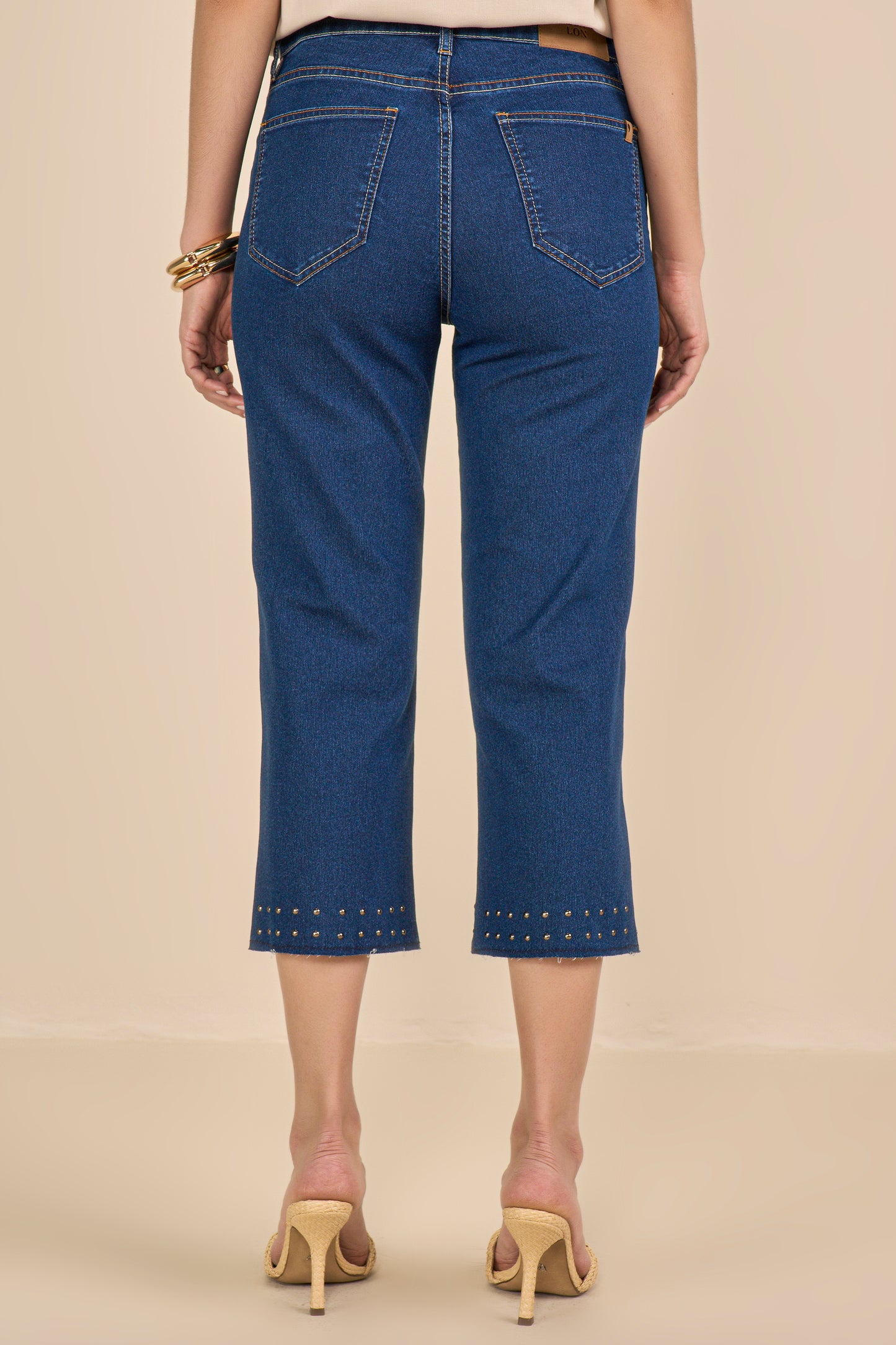 calça jeans cropped cintura intermediária com tachas