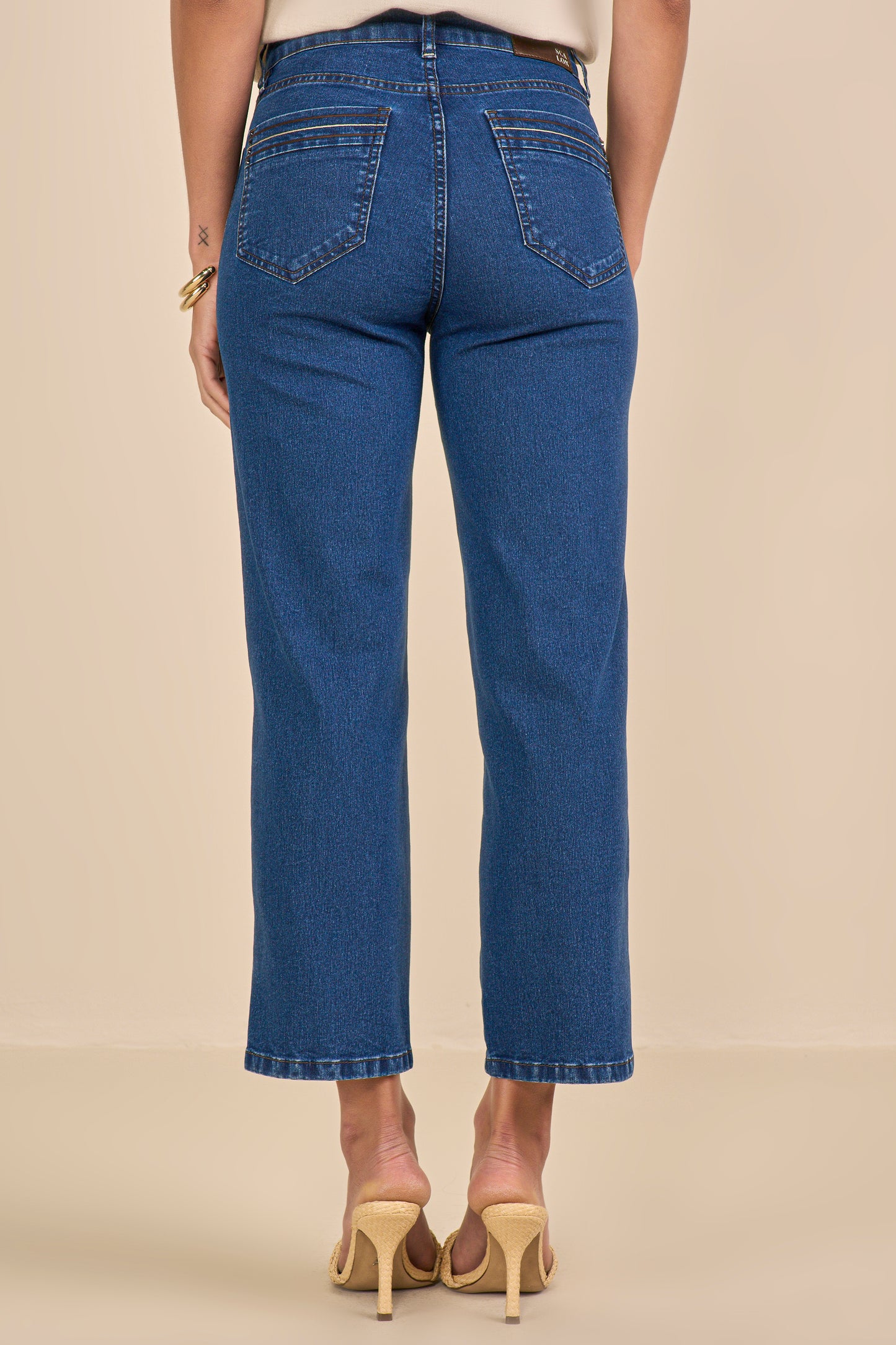 calça jeans cropped cintura intermediária com cristais