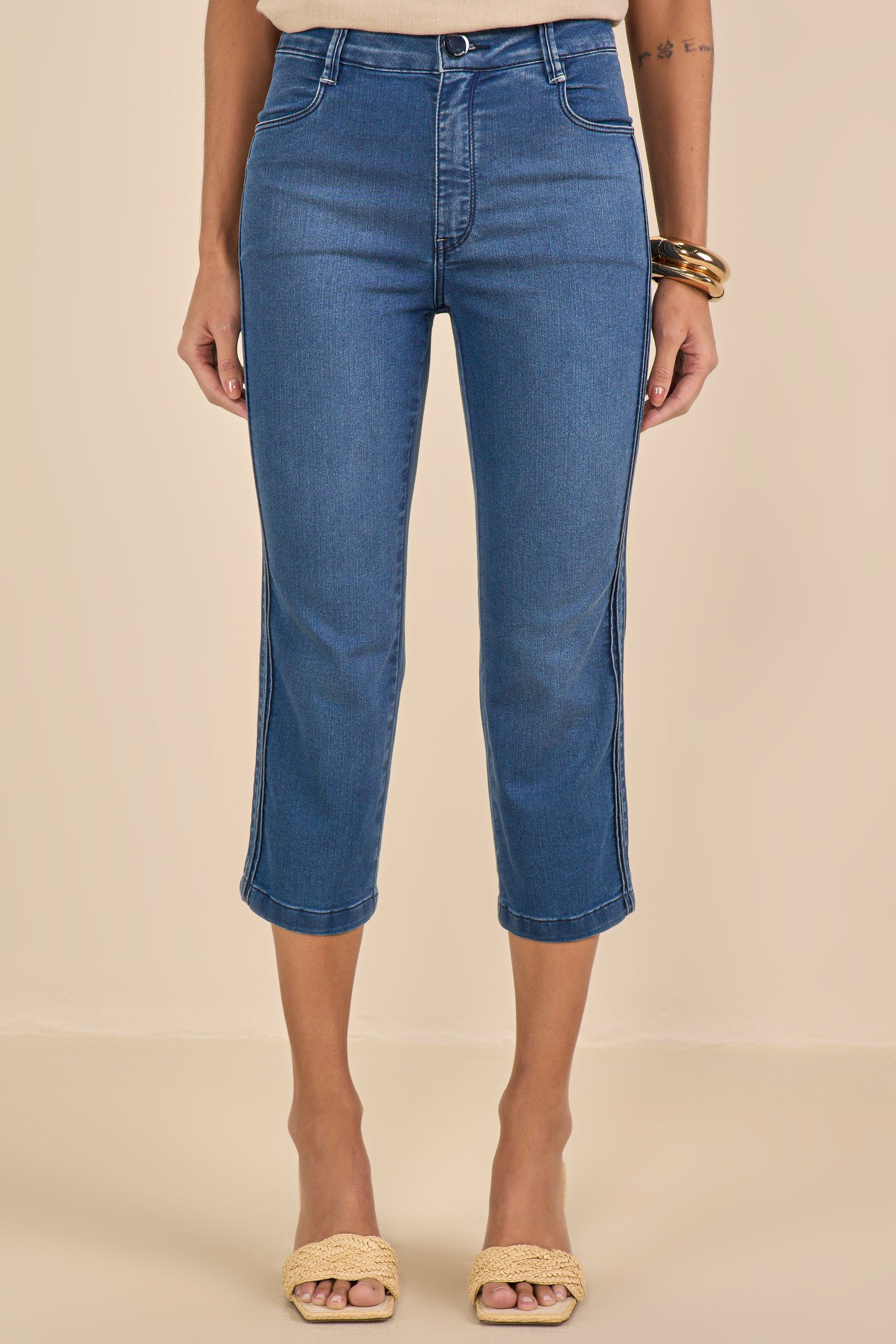 calça jeans cropped cintura intermediária com nervuras