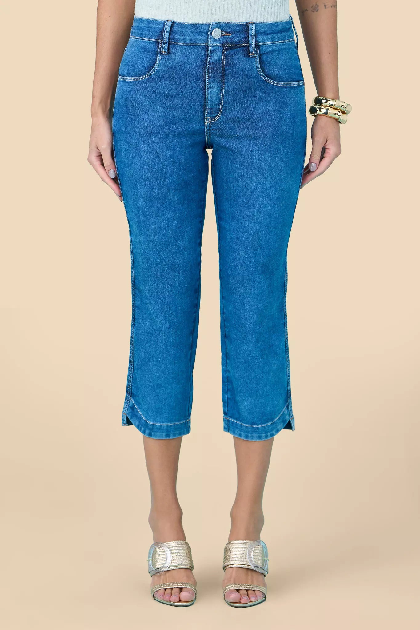 calça jeans cropped cintura intermediária recorte com friso