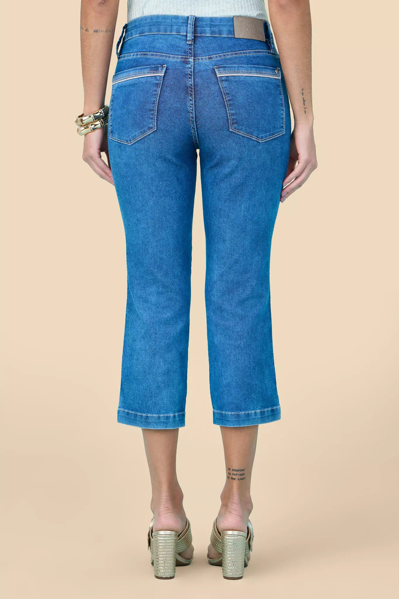 calça jeans cropped cintura intermediária recorte com friso