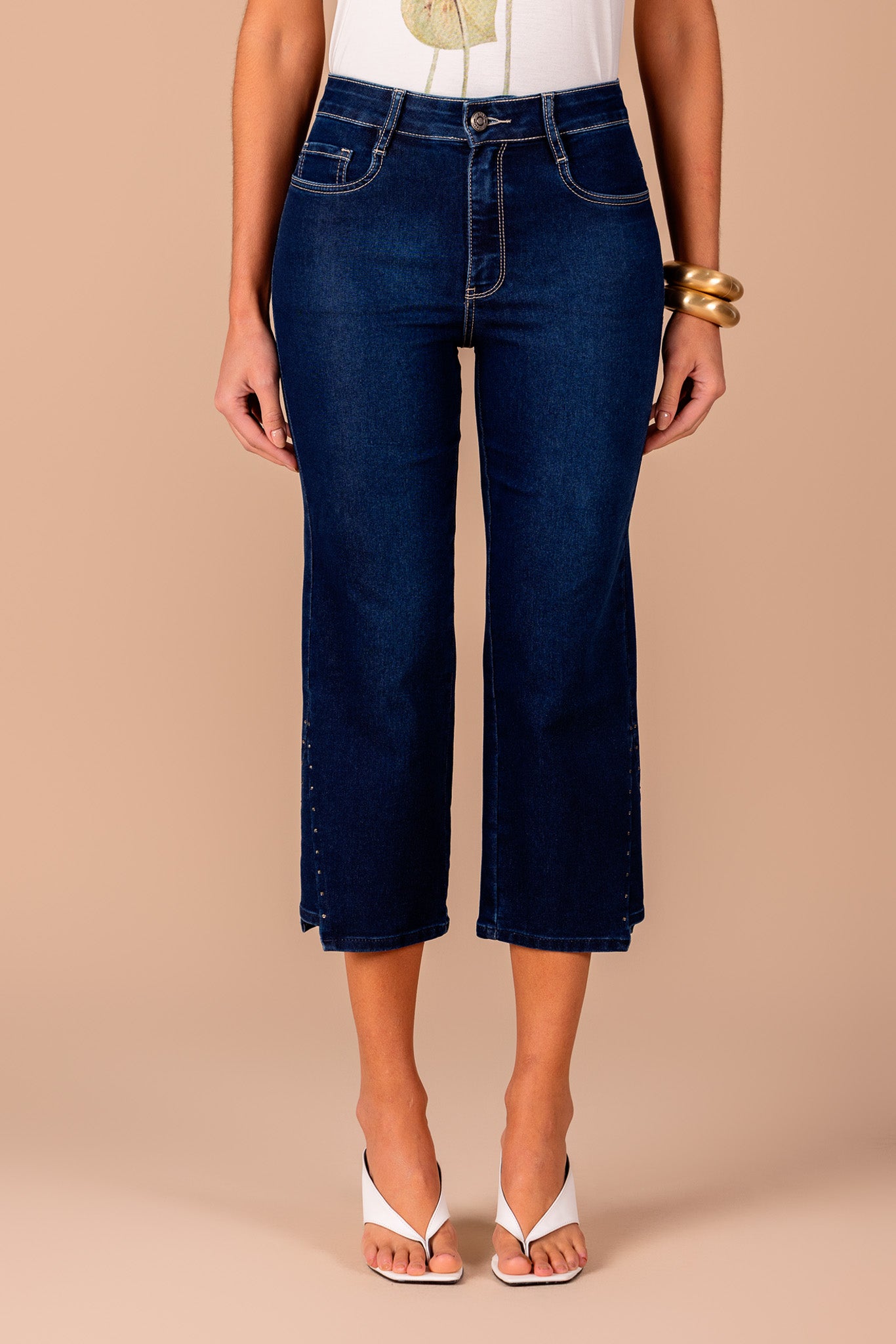 calça jeans cropped cintura intermediária barra assimétrica com cristais