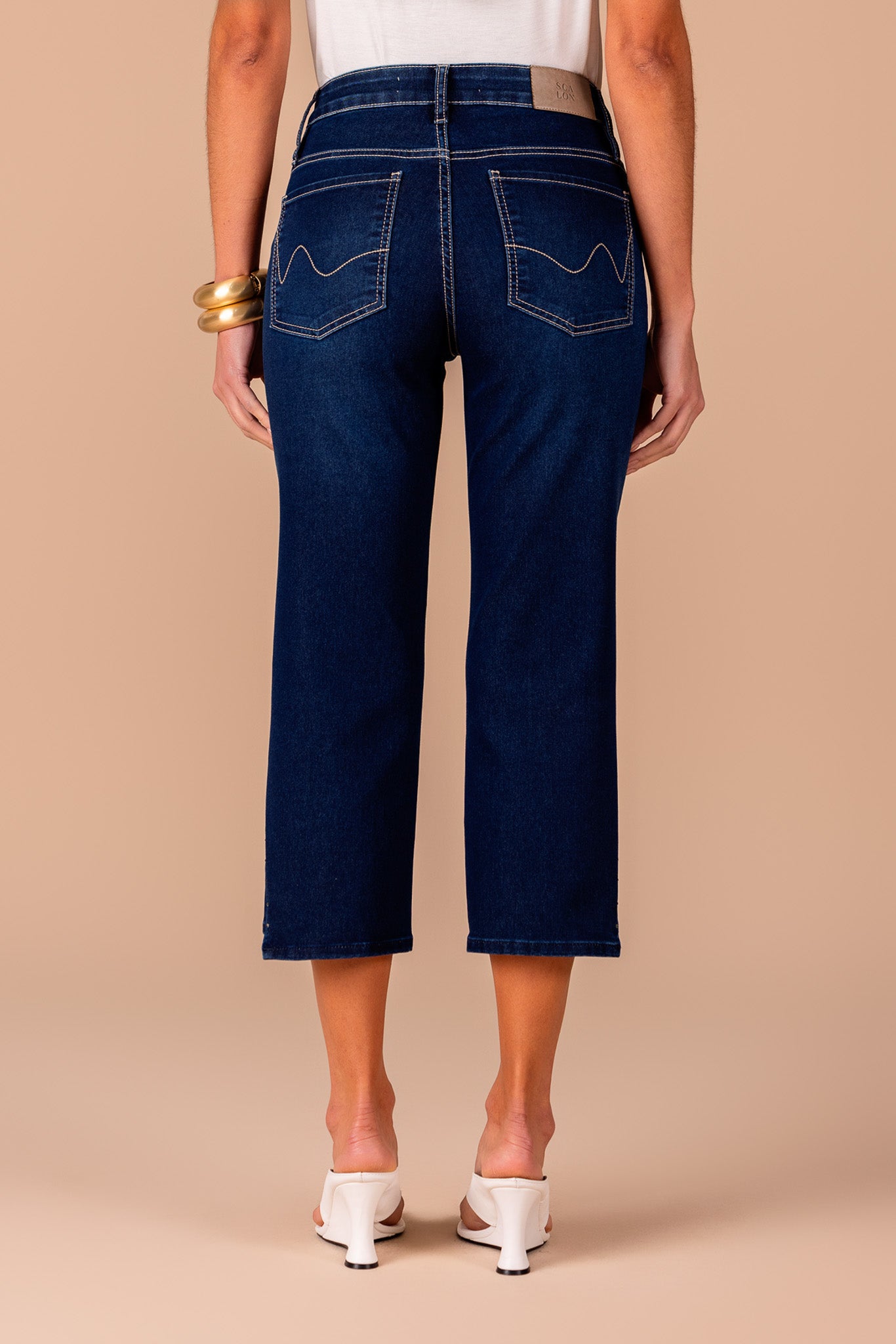 calça jeans cropped cintura intermediária barra assimétrica com cristais