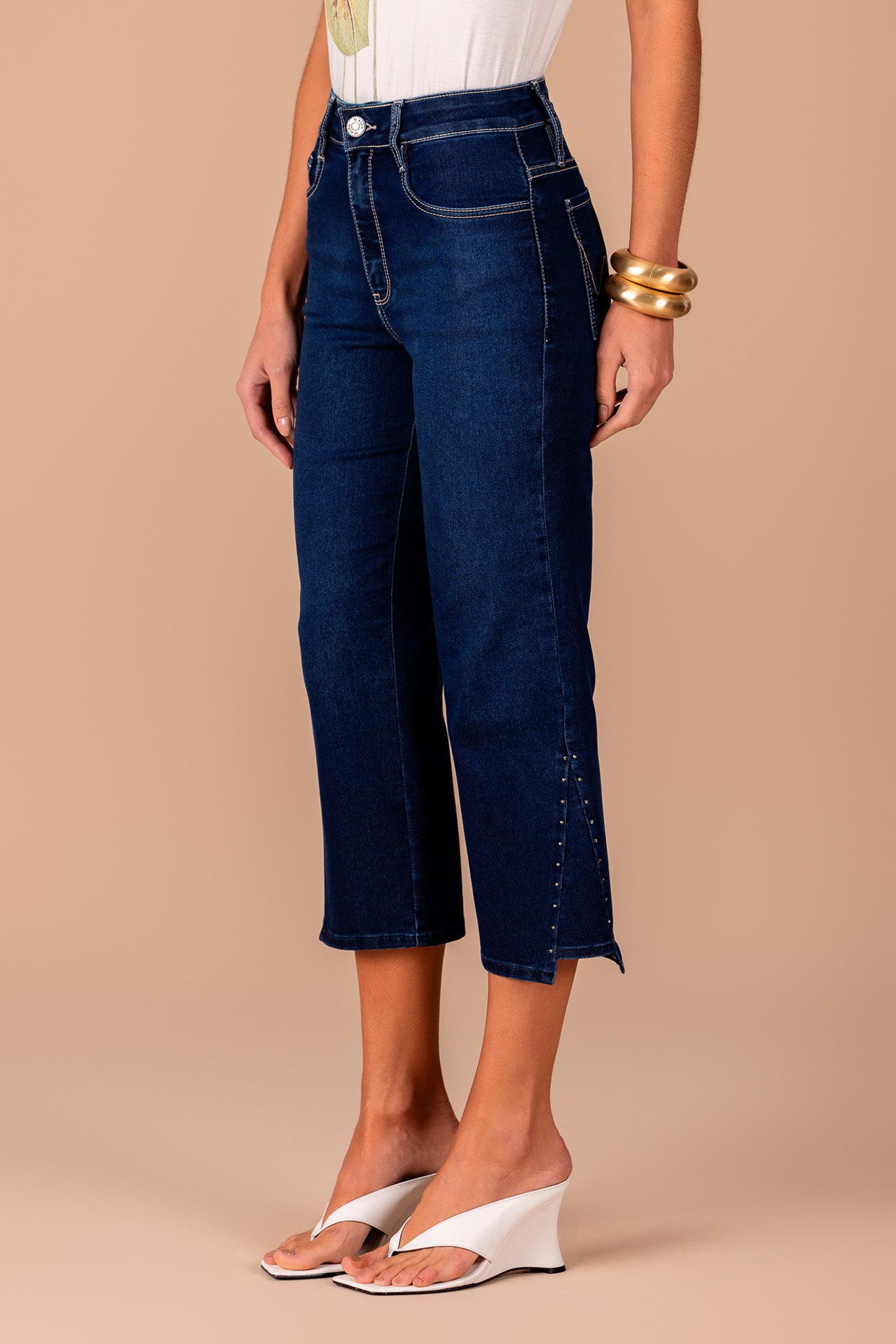 calça jeans cropped cintura intermediária barra assimétrica com cristais