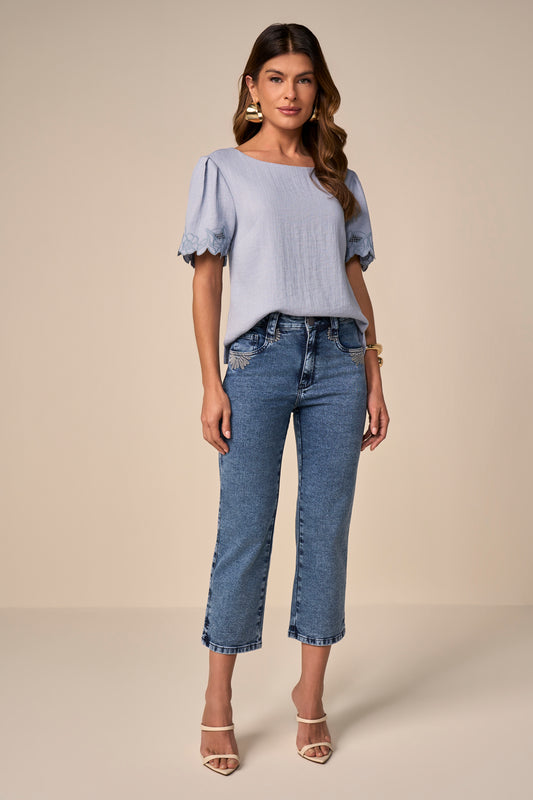 calça jeans cropped cintura intermediária com bordado diferenciado