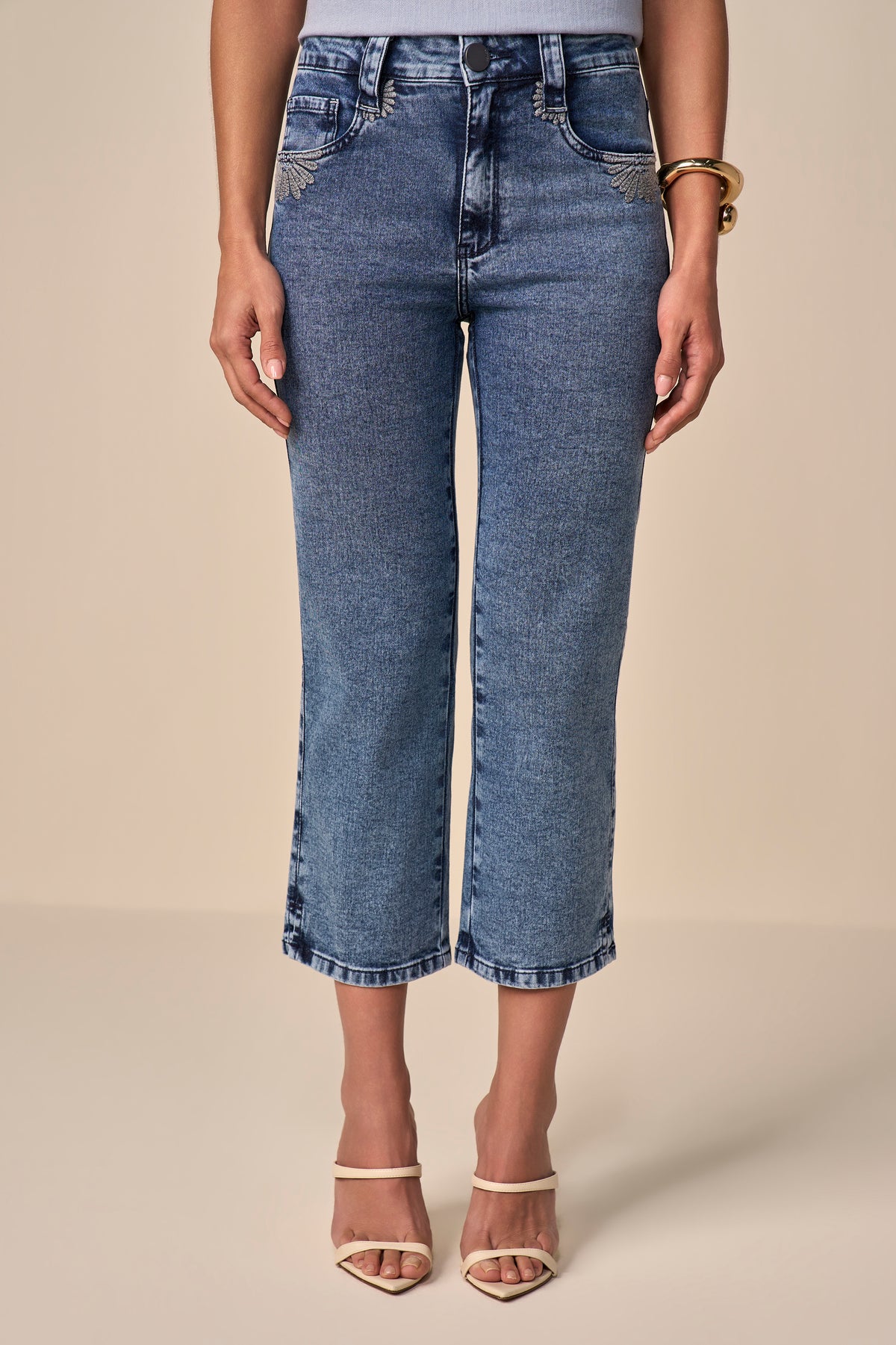 calça jeans cropped cintura intermediária com bordado diferenciado