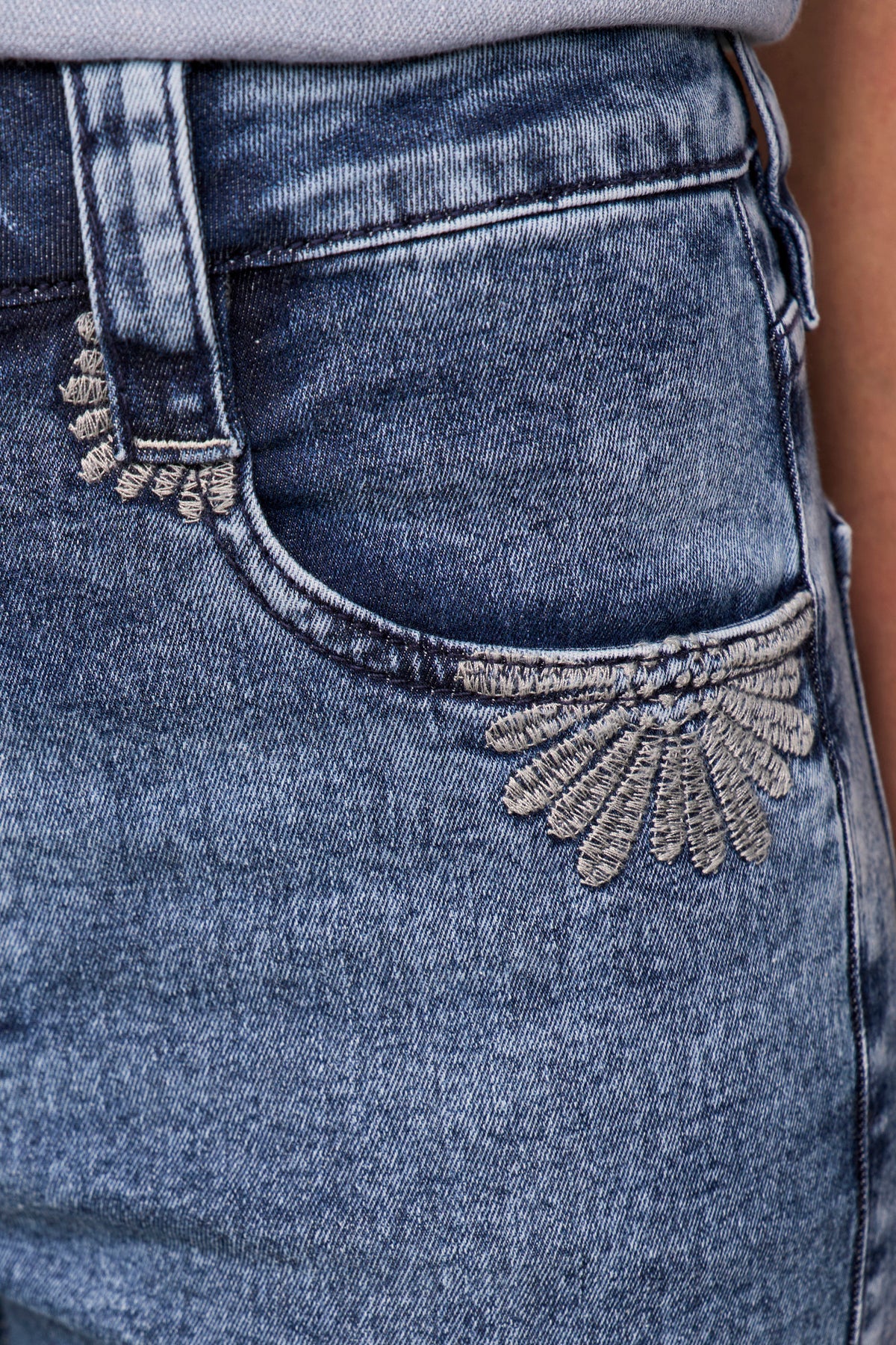 calça jeans cropped cintura intermediária com bordado diferenciado