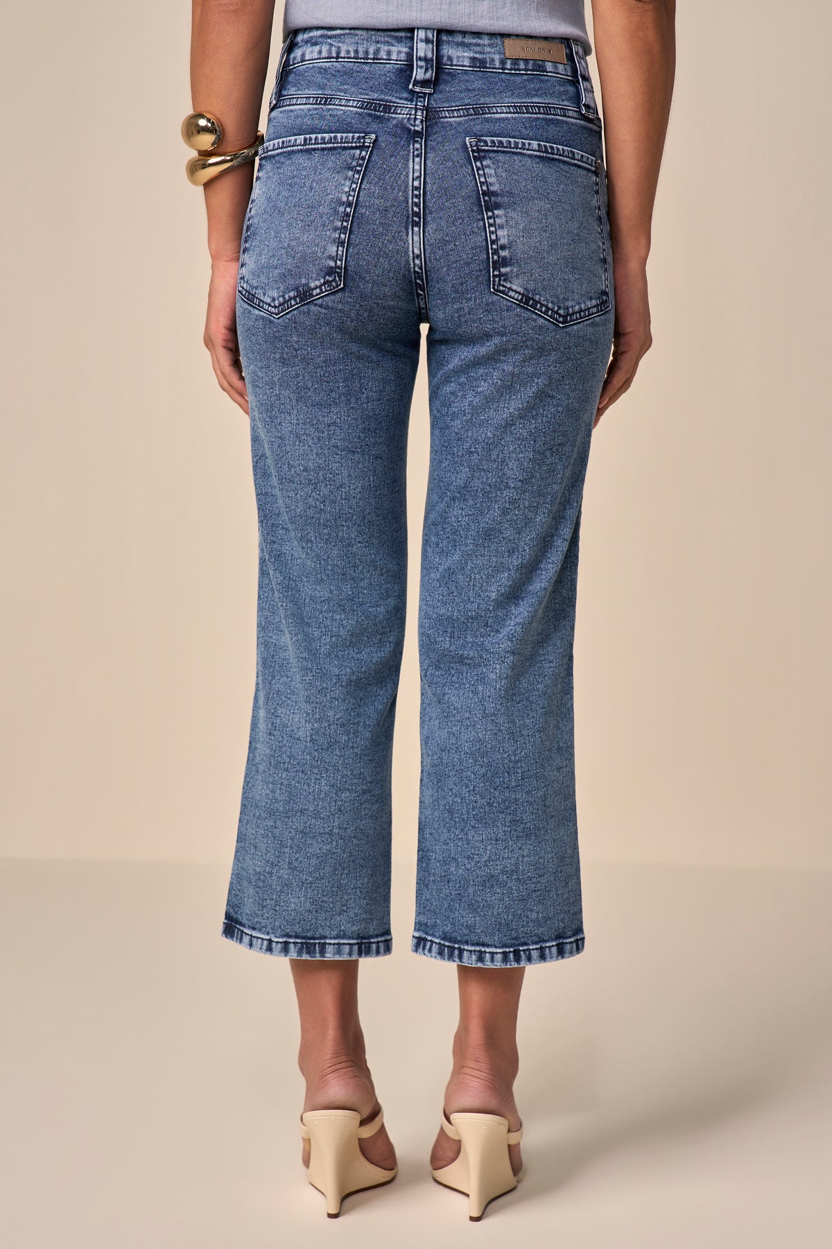 calça jeans cropped cintura intermediária com bordado diferenciado