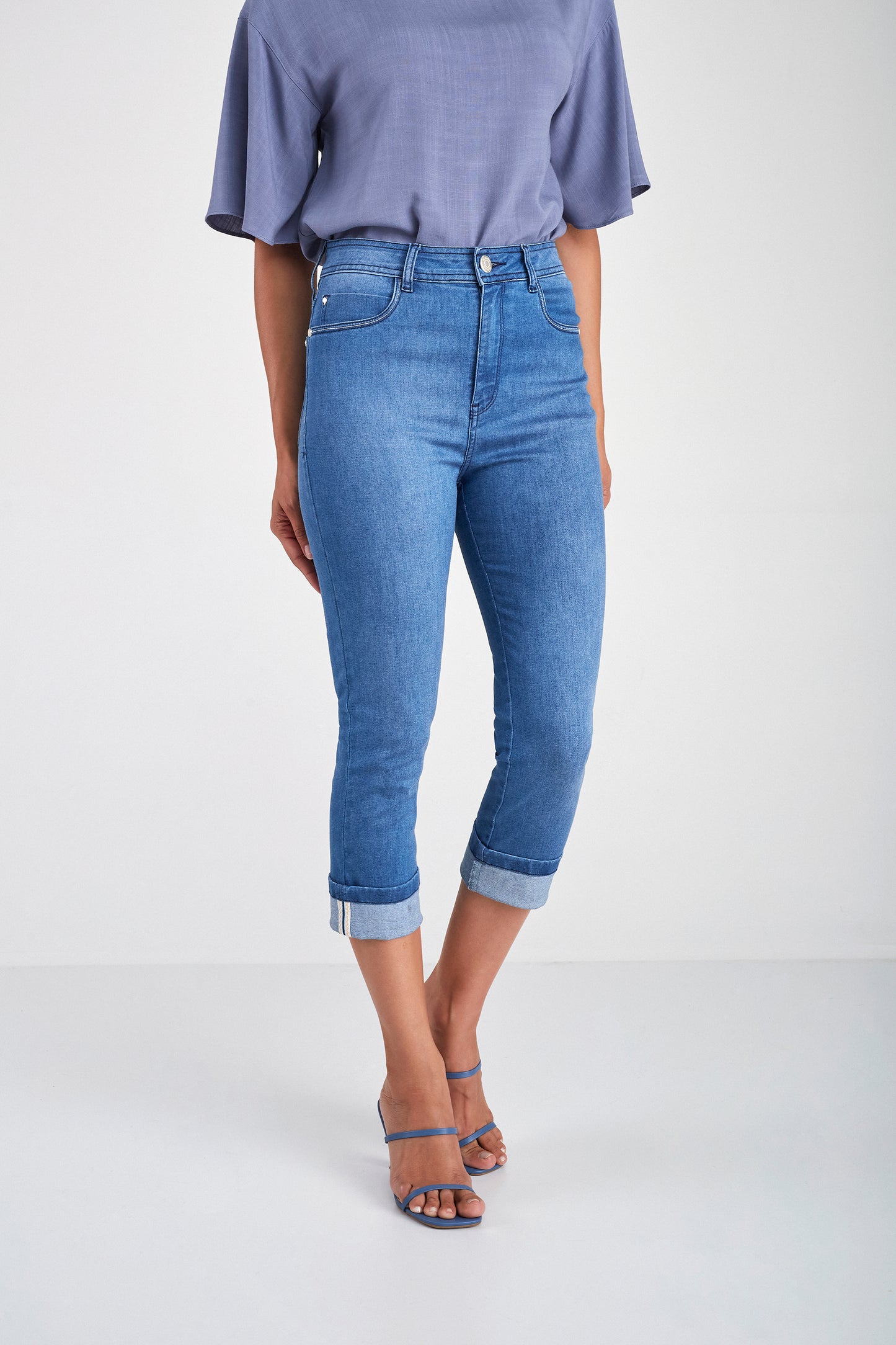 calça jeans cropped cintura intermediária com detalhe na barra