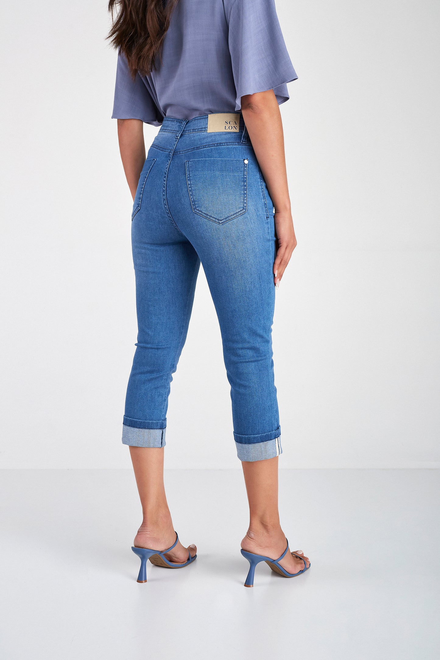 calça jeans cropped cintura intermediária com detalhe na barra