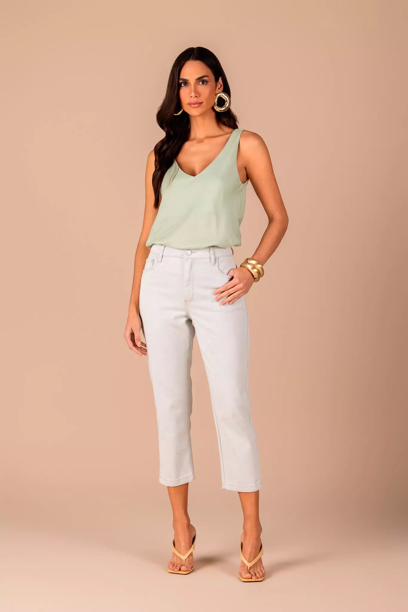 calça jeans cropped cintura intermediária com bordado