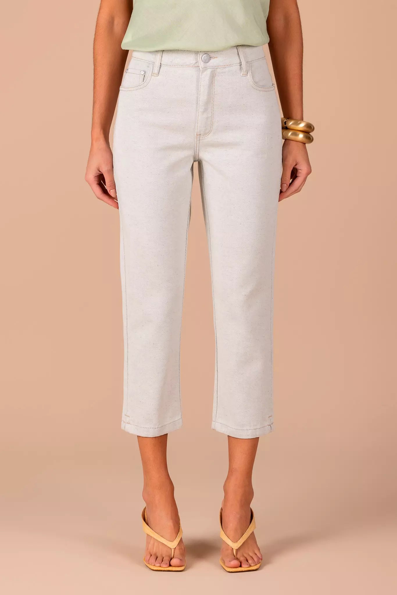 calça jeans cropped cintura intermediária com bordado