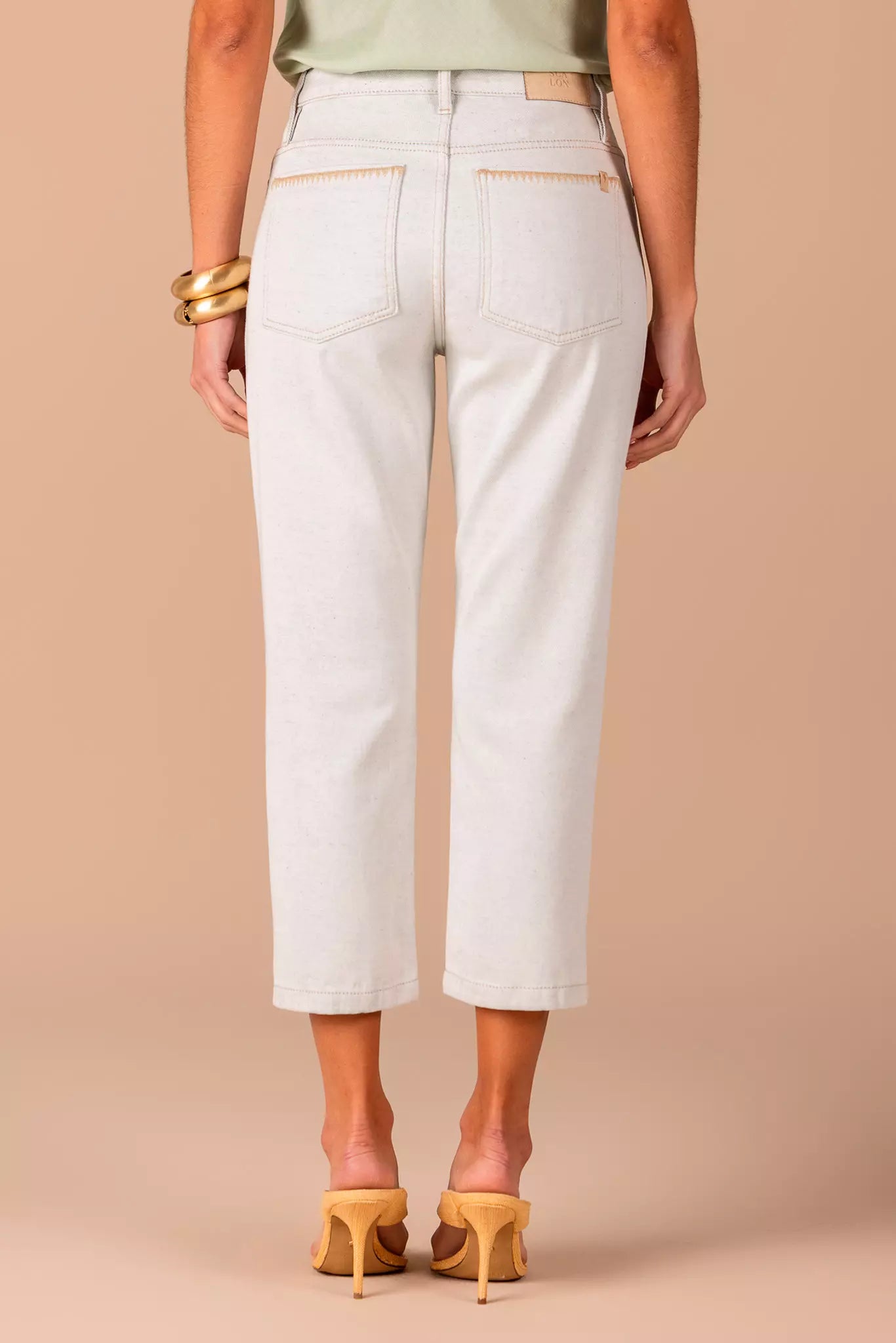 calça jeans cropped cintura intermediária com bordado