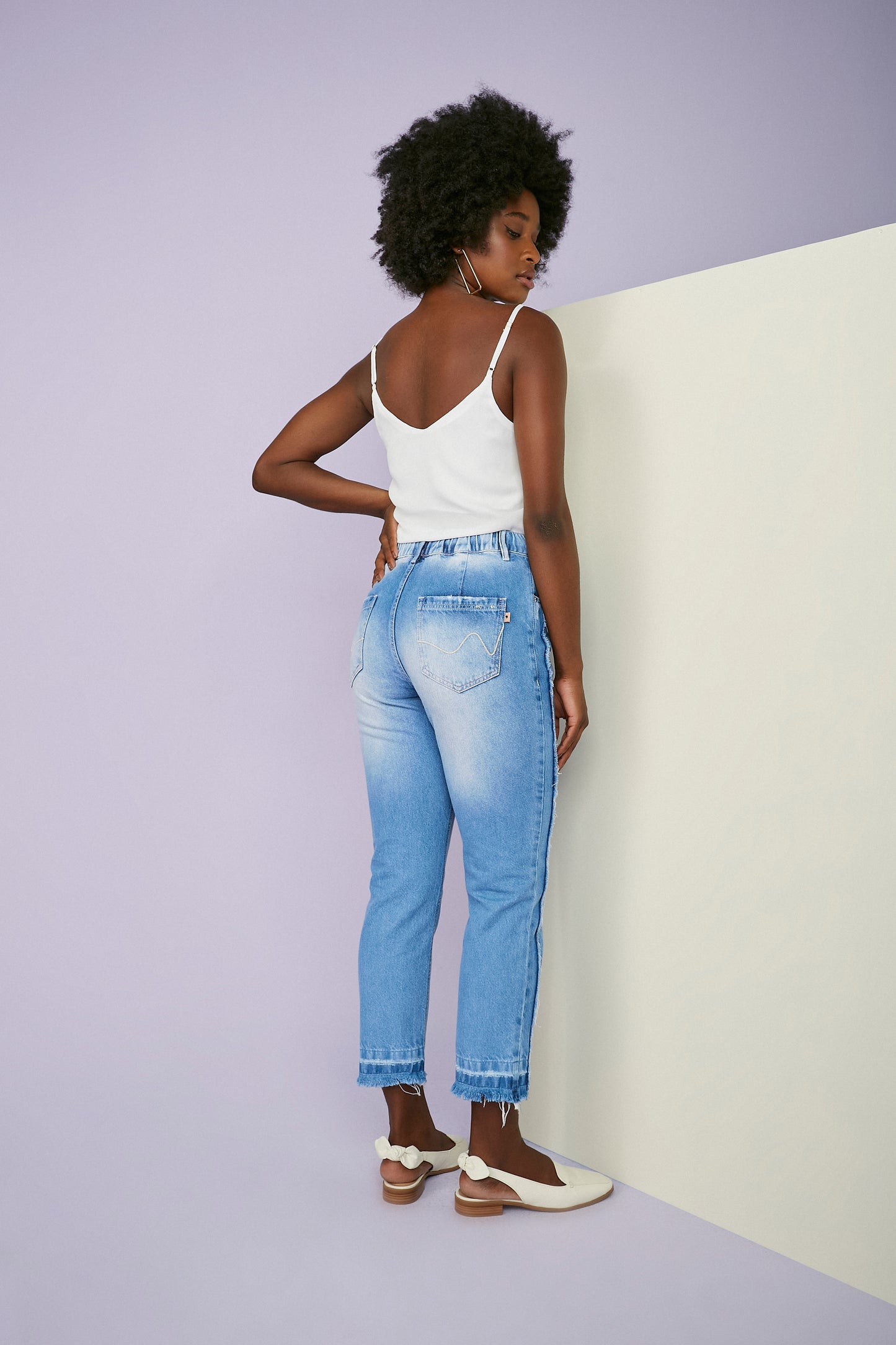 calça jeans cropped cintura intermediária comfort com recortes desfiados
