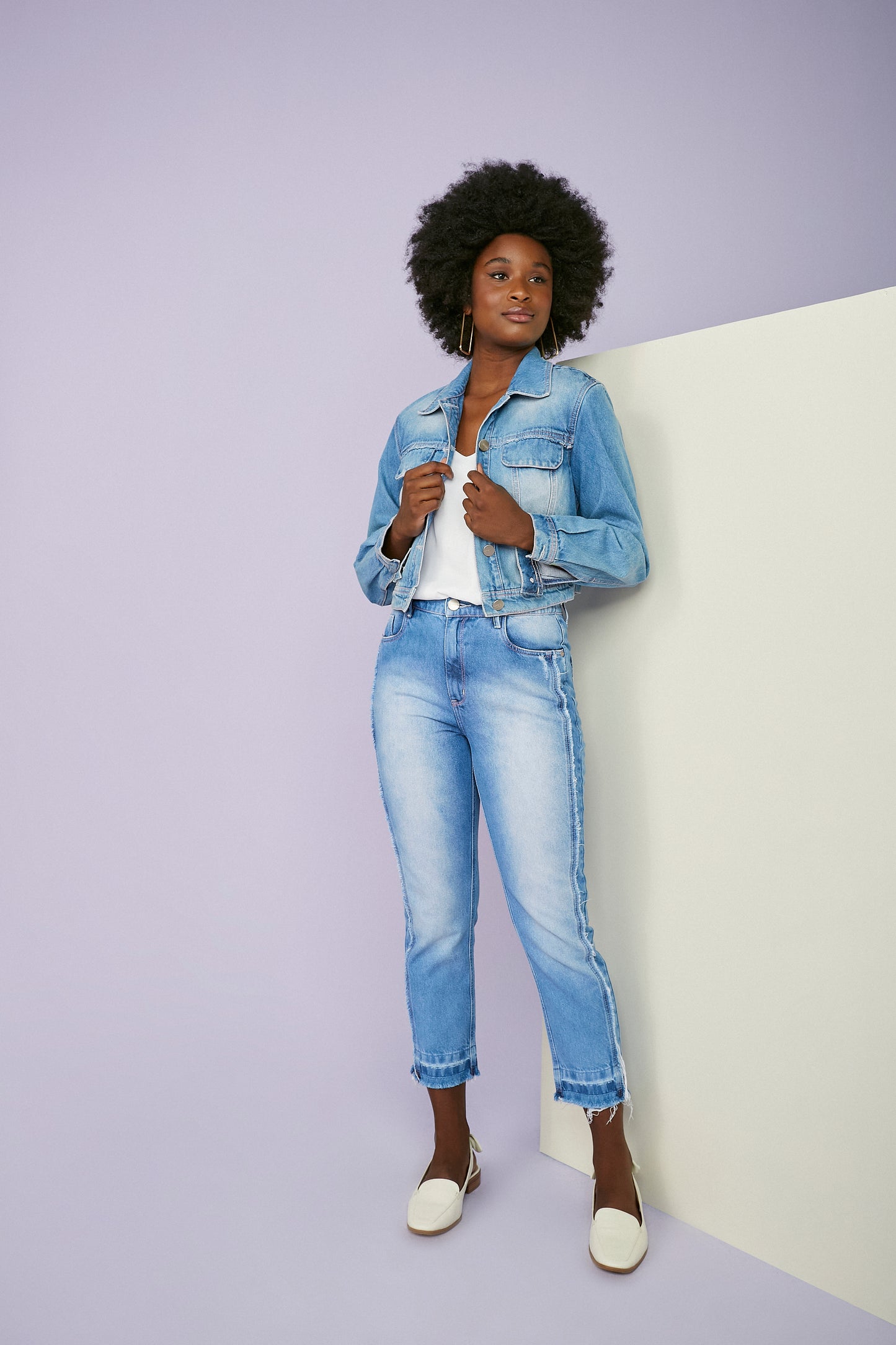 calça jeans cropped cintura intermediária comfort com recortes desfiados