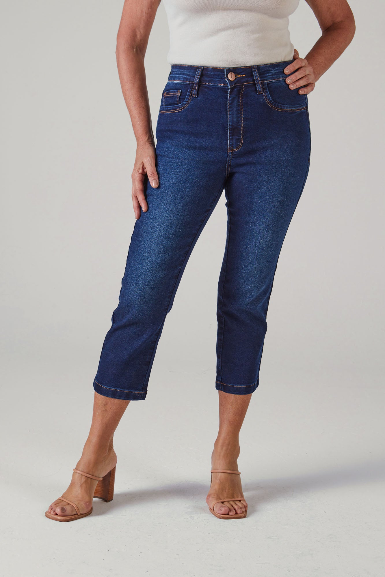 calça jeans cropped cintura intermediária