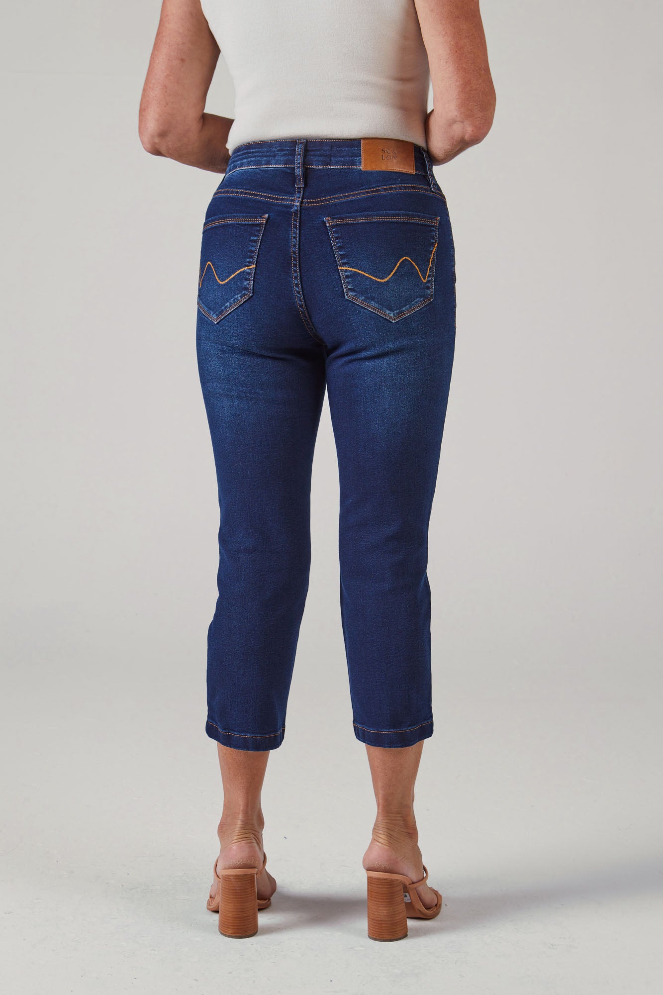 calça jeans cropped cintura intermediária