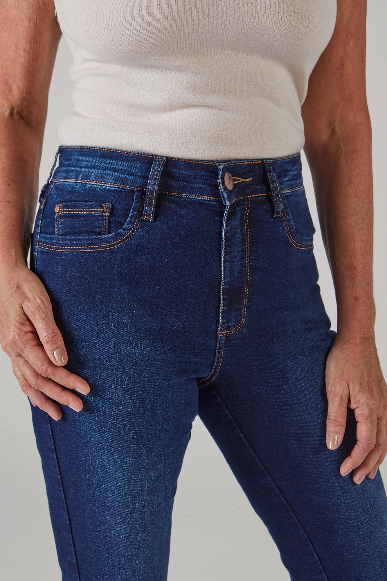 calça jeans cropped cintura intermediária