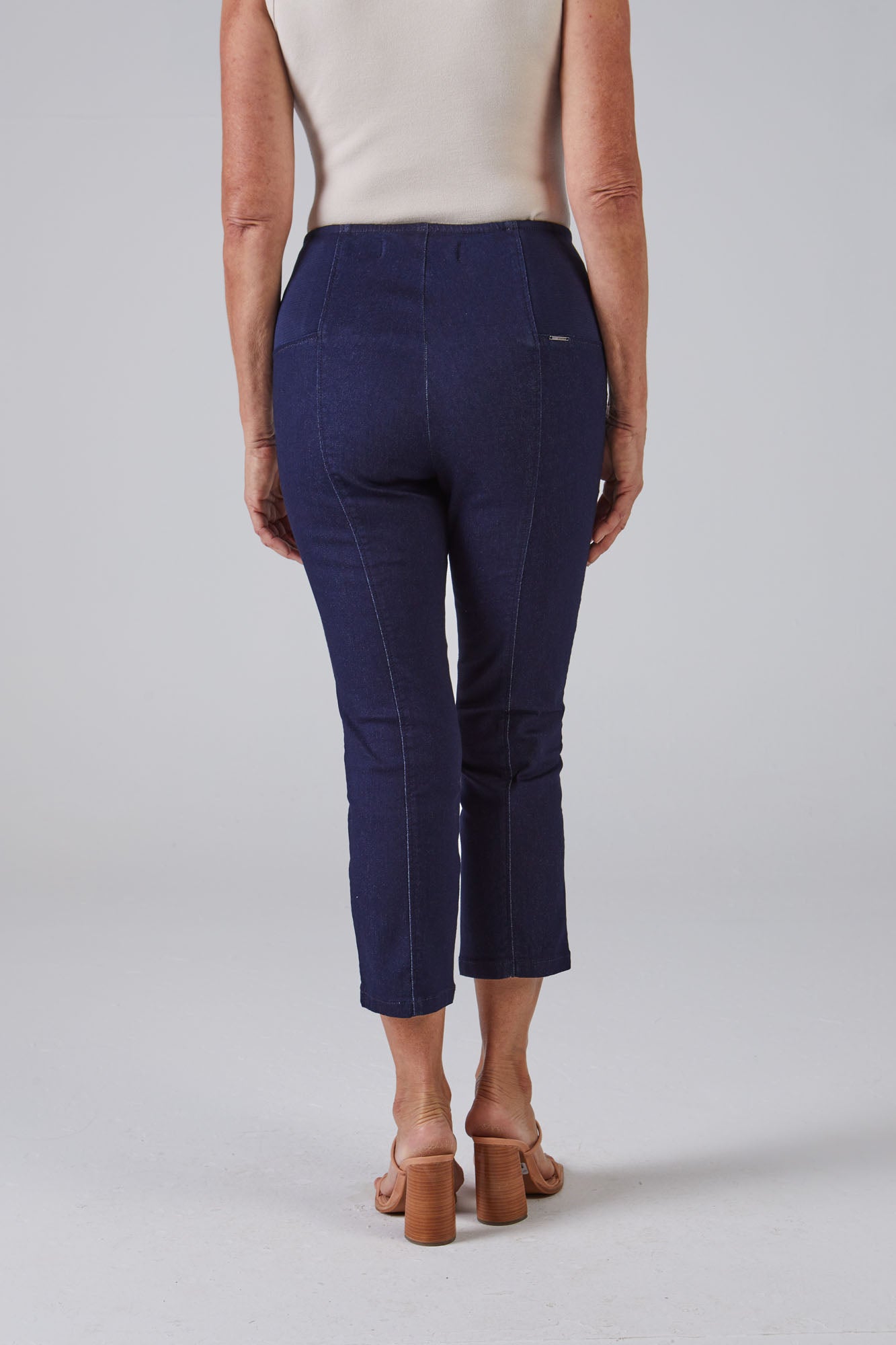 calça jeans cropped cintura intermediária cós tricot largo