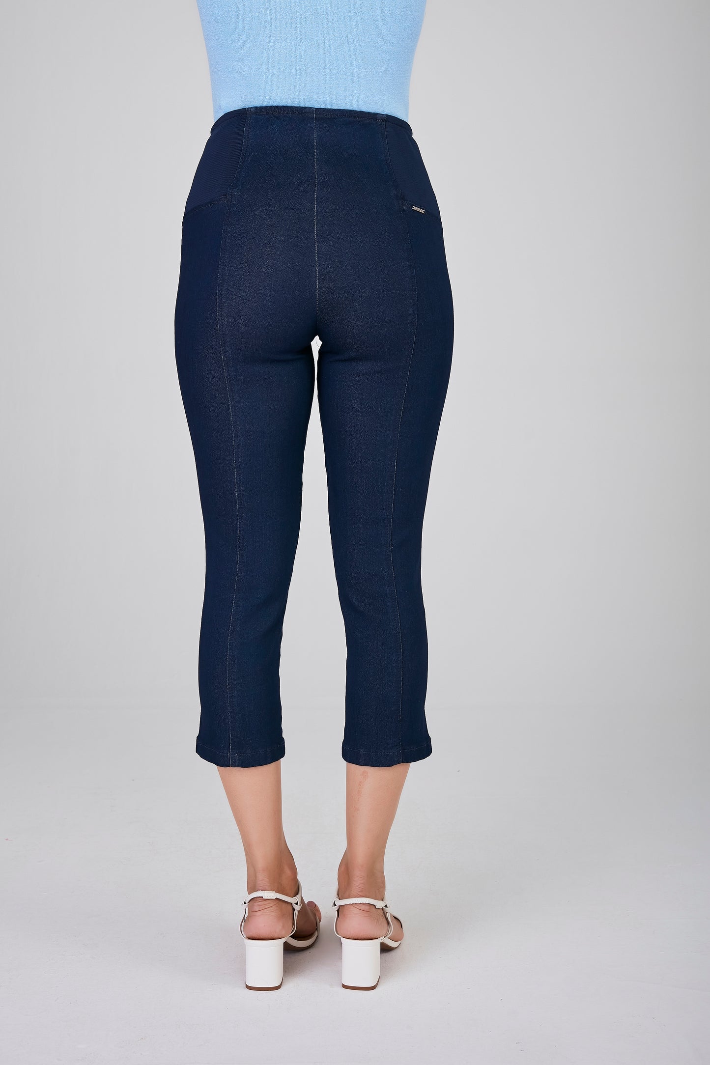 calça jeans cropped cintura intermediária cós de tricot largo