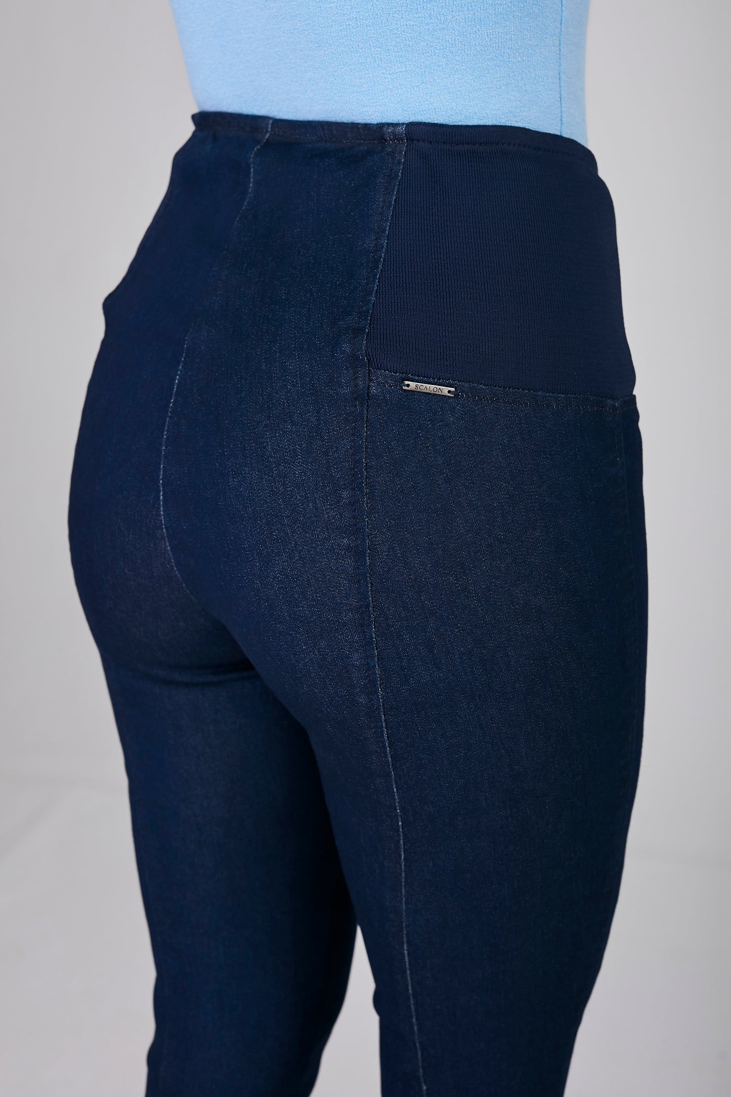 calça jeans cropped cintura intermediária cós de tricot largo