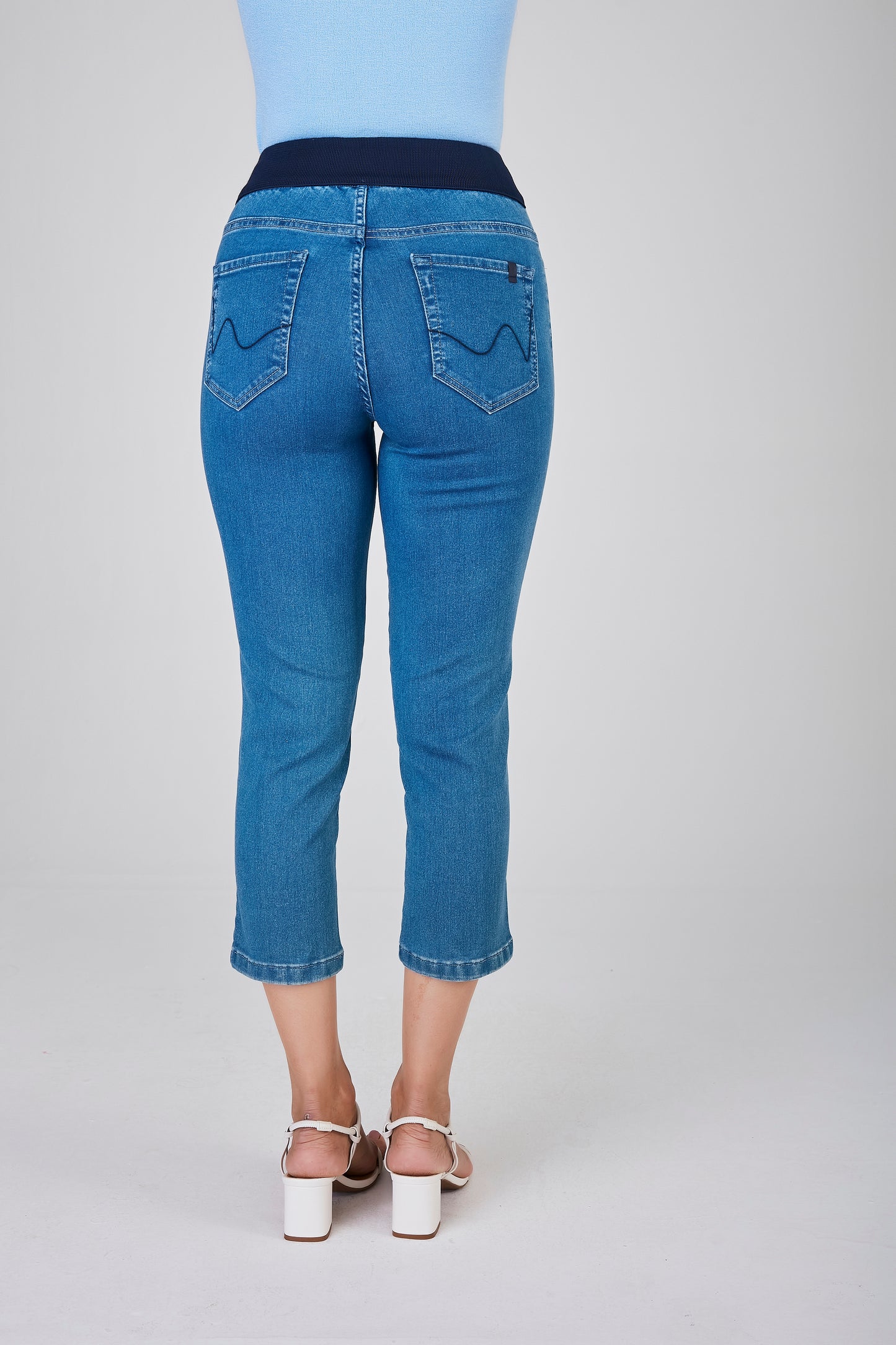 calça jeans cropped cintura intermediária cós de tricot