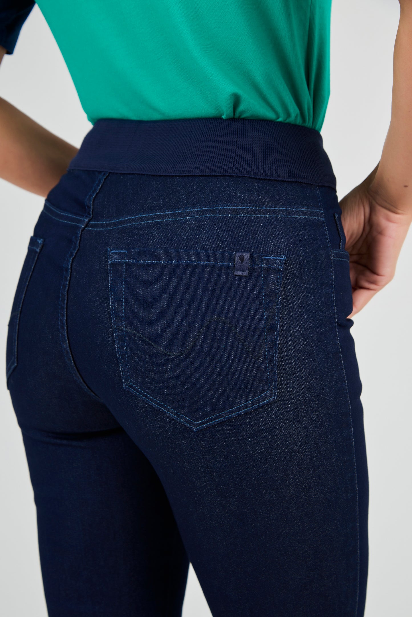 calça jeans cropped cintura intermediária cós de tricot