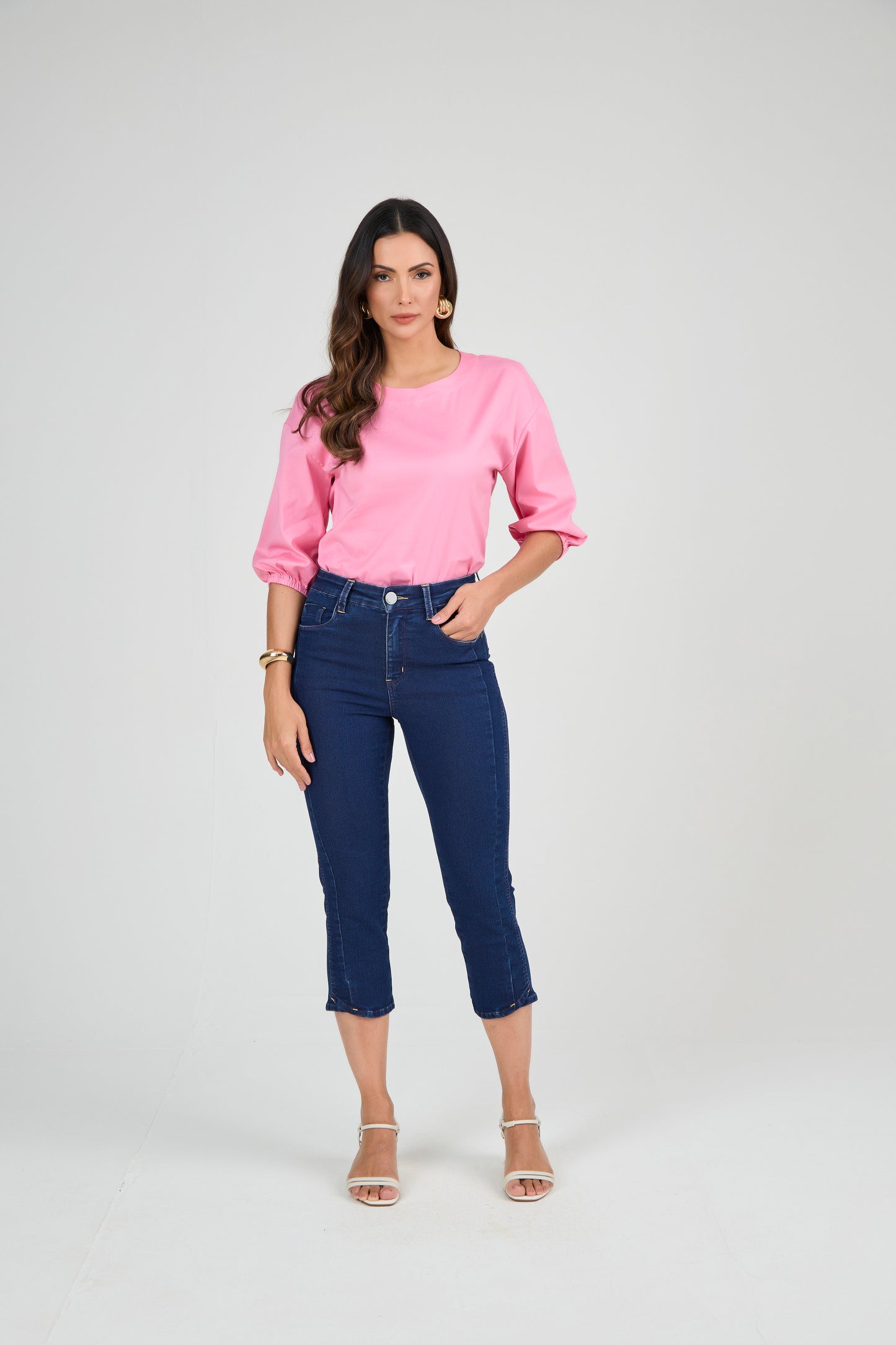 calça jeans cropped cintura intermediária com detalhe barra