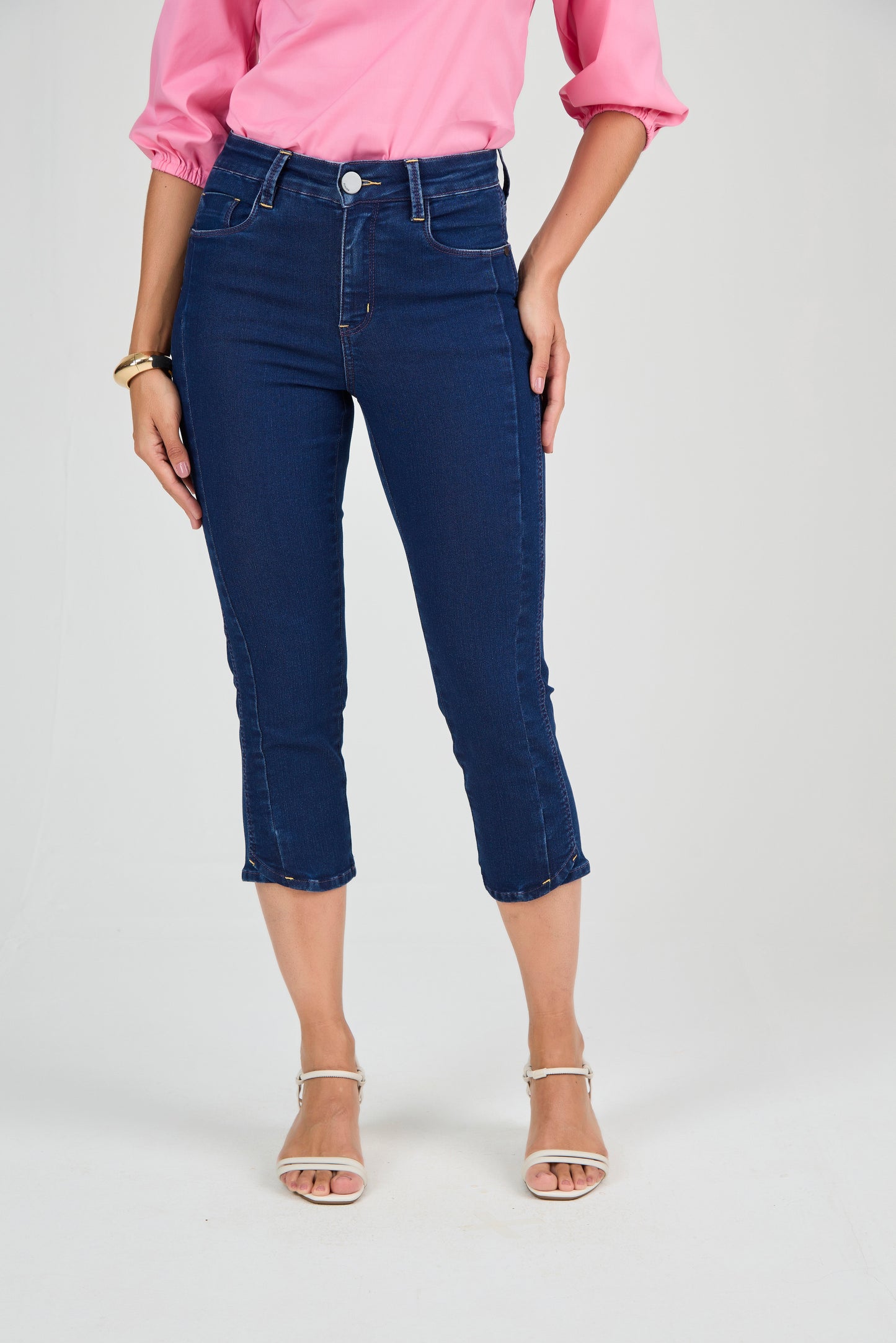 calça jeans cropped cintura intermediária com detalhe barra