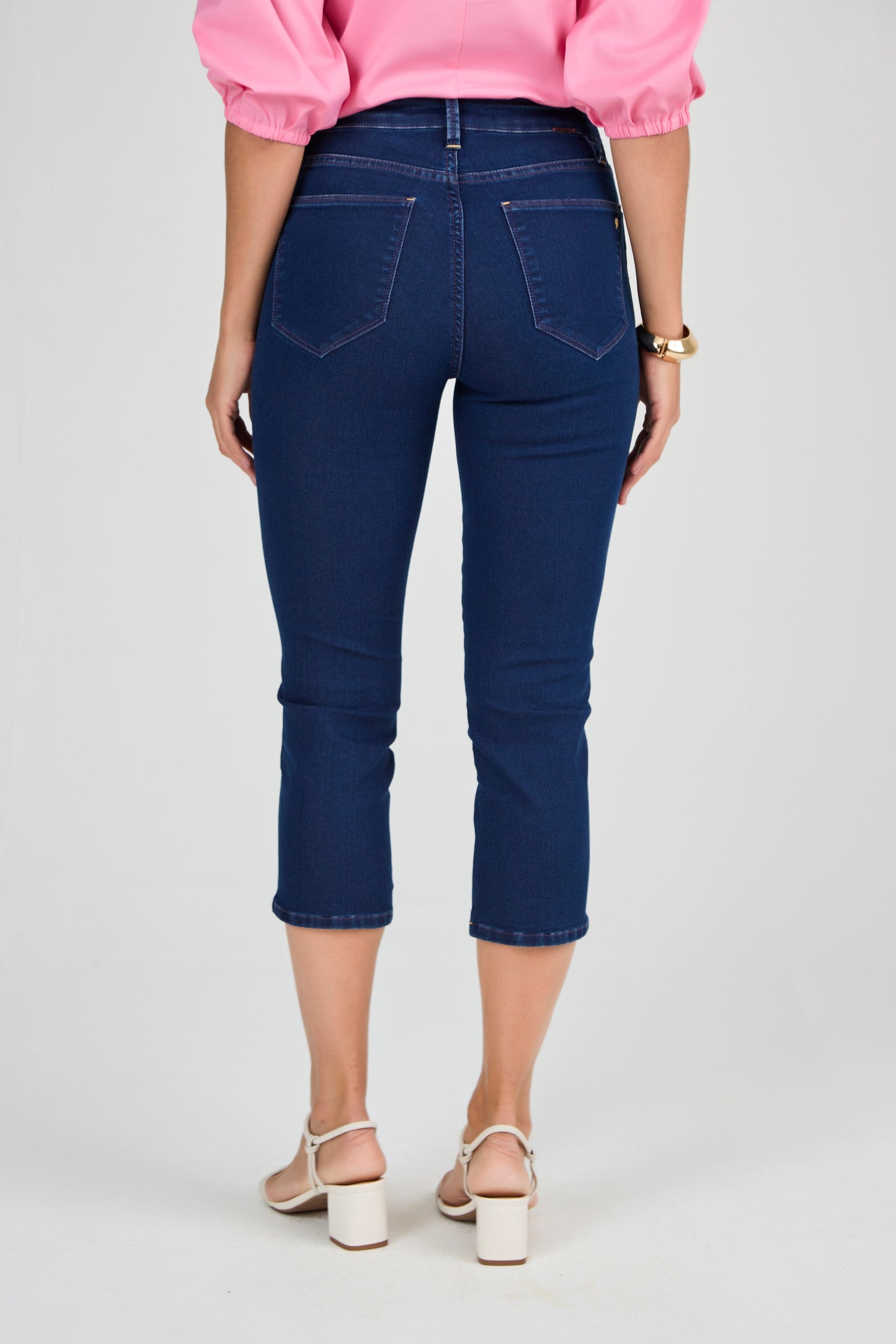 calça jeans cropped cintura intermediária com detalhe barra