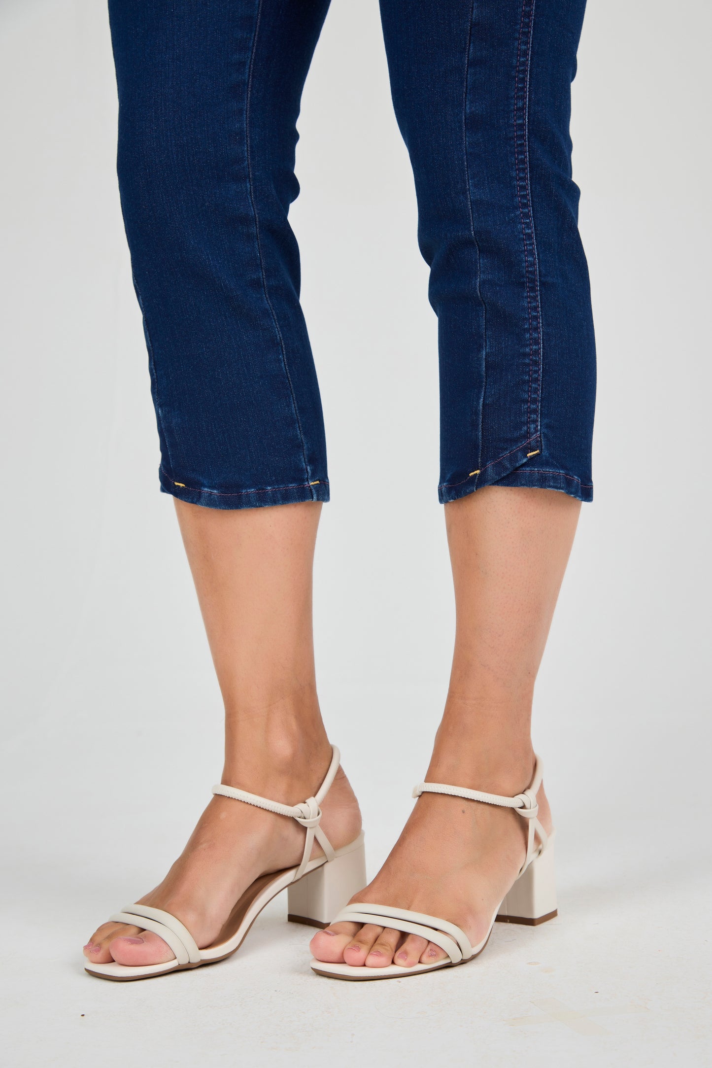 calça jeans cropped cintura intermediária com detalhe barra