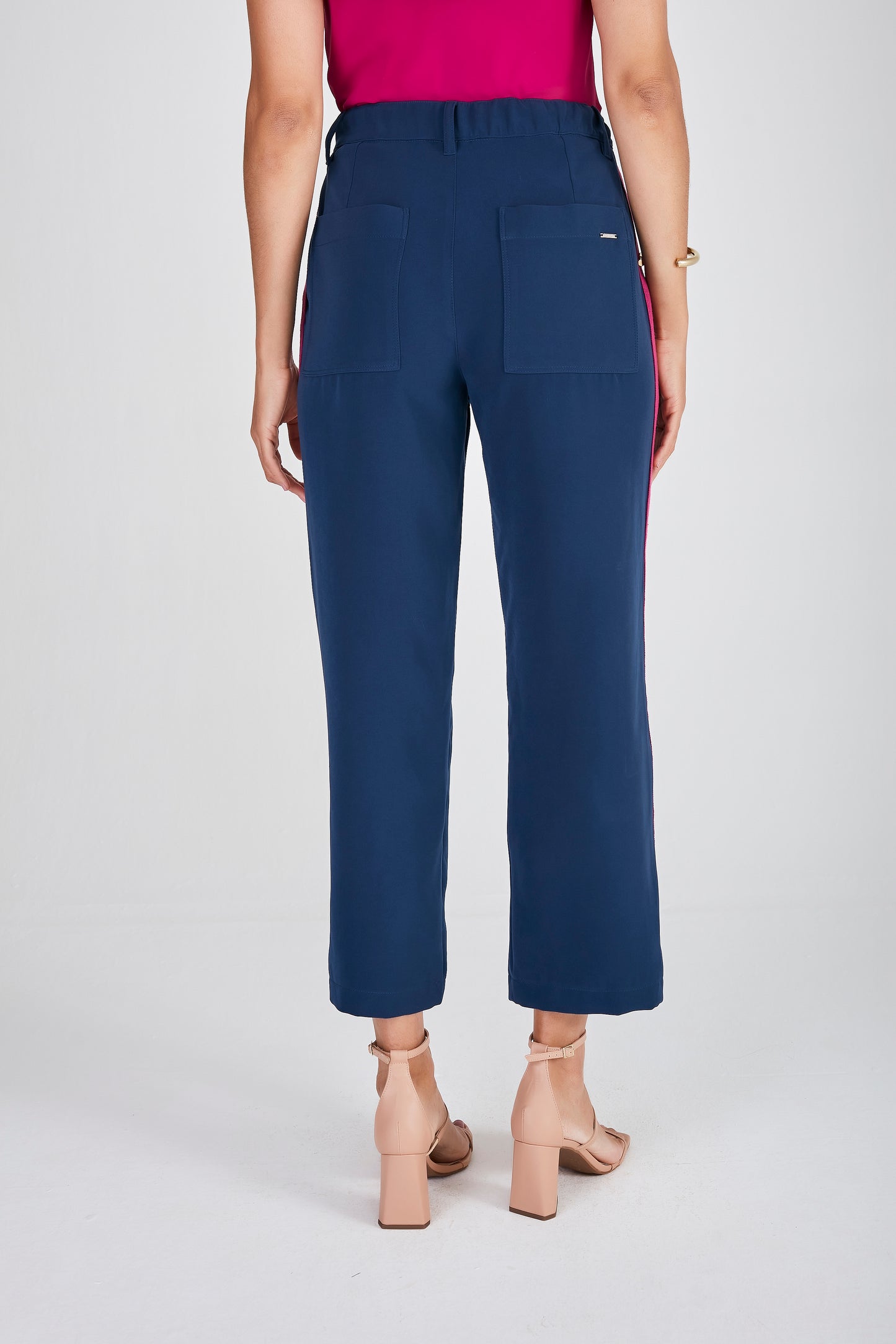 calça crepe pant cropped cintura intermediária com detalhe galão