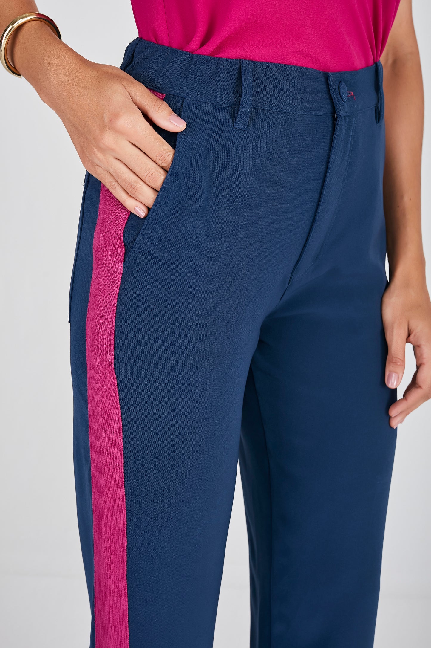 calça crepe pant cropped cintura intermediária com detalhe galão
