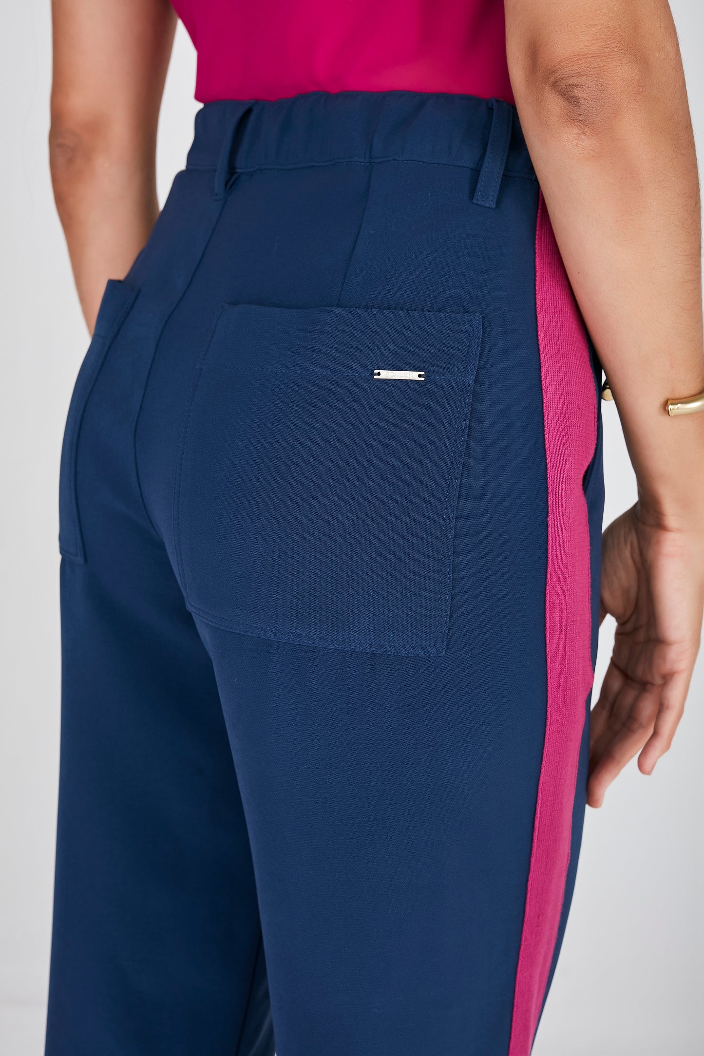 calça crepe pant cropped cintura intermediária com detalhe galão