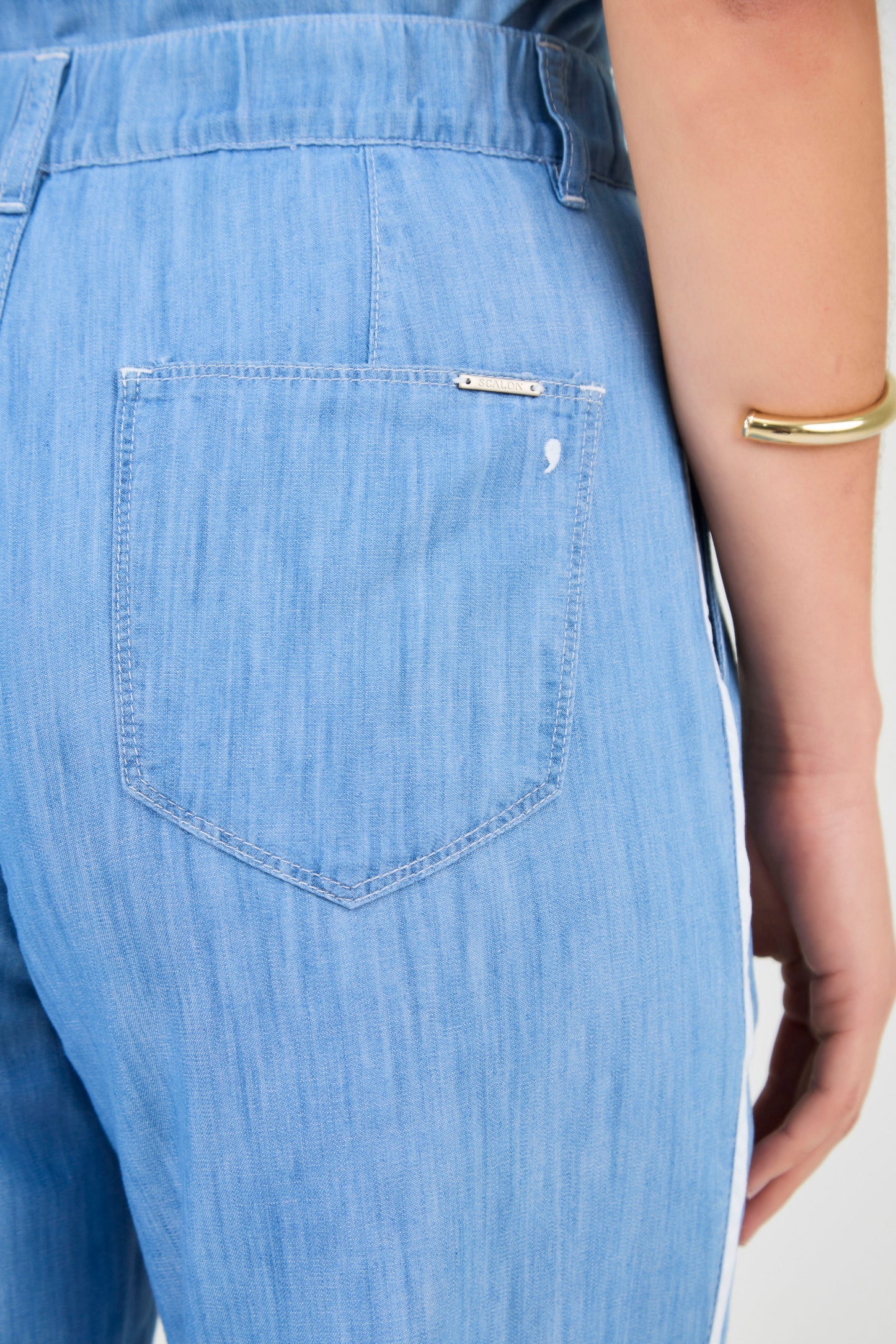 calça jeans pant cropped cintura intermediária com mix de tecidos